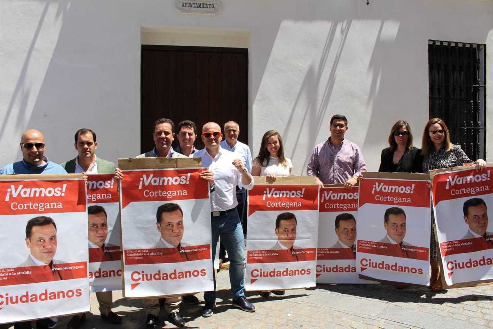 Miguel Ángel Sala, junto a integrantes de su lista, posan con los carteles.