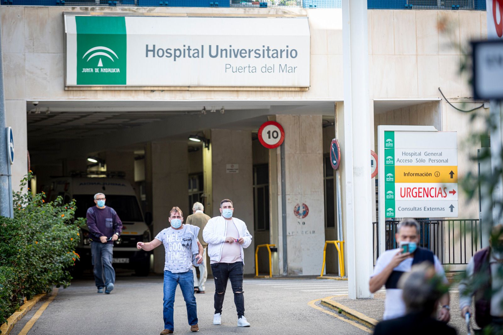 Uno de los accesos del Hospital Puerta del Mar.