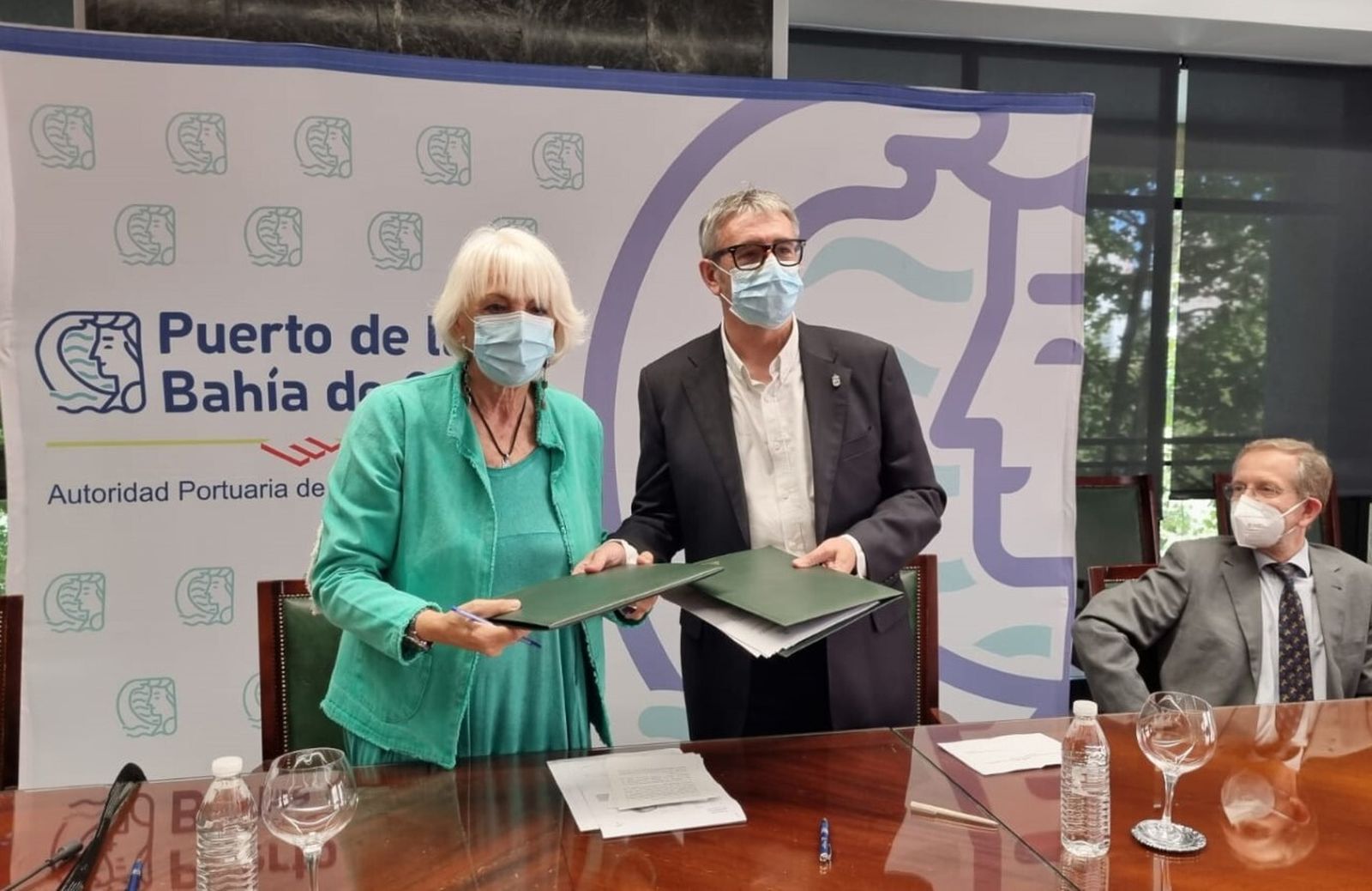 Teófila Martínez y Francisco Piniella, tras la firma del acuerdo.