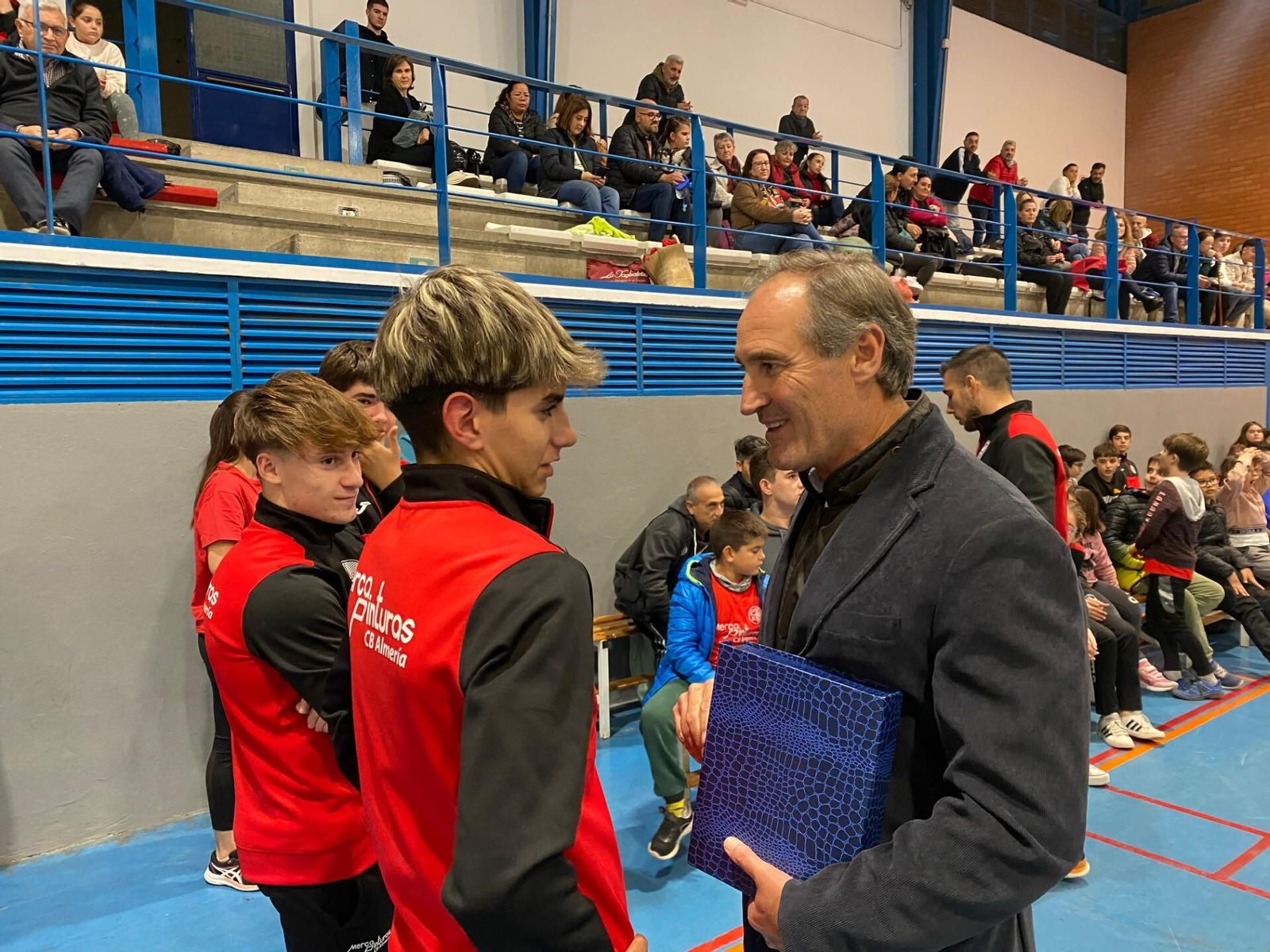 El concejal Antonio Casimiro dialoga con Asier Torres, reciente campeón de España sub-15.