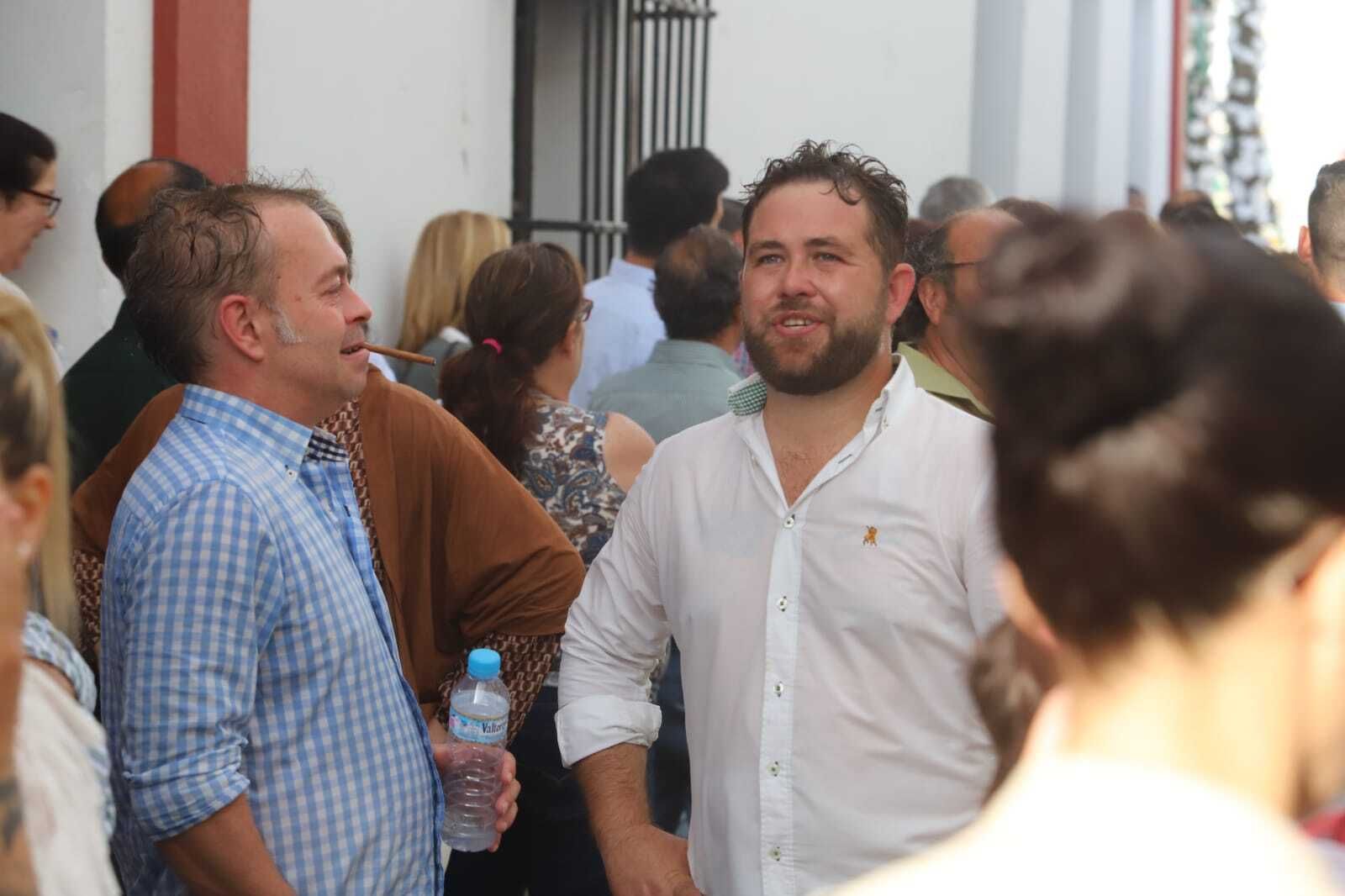 La Virgen del Rocío avanza por las calles de Almonte, en imágenes