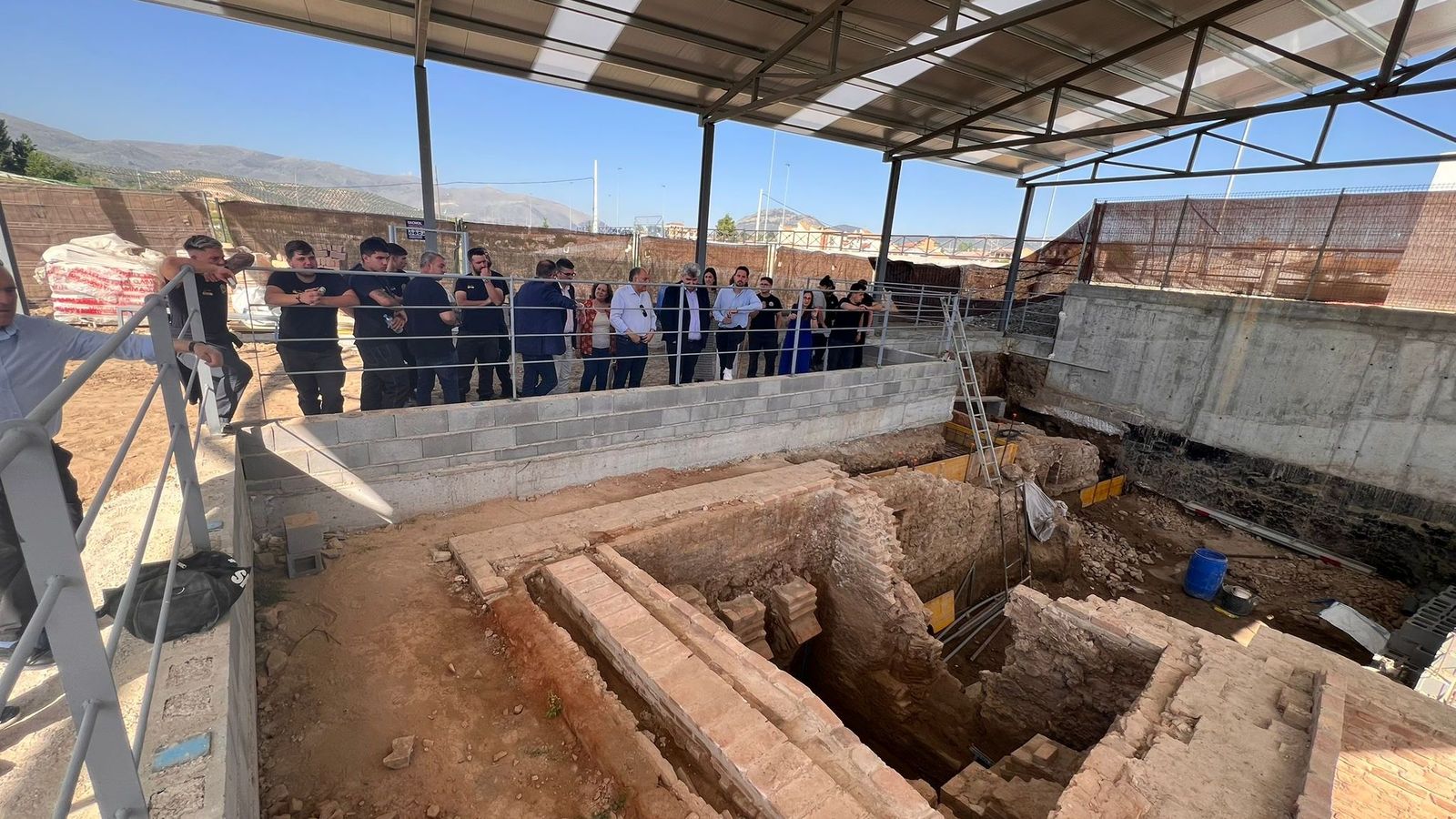 Los alumos del proyecto junto a las autoridades, durante la visita al yacimiento
