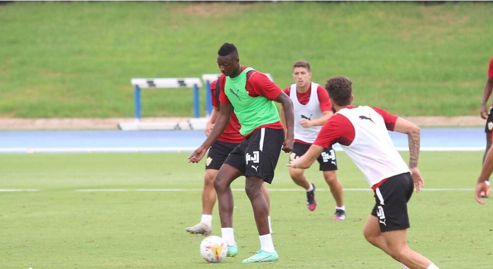 Sadiq pasa un balón en el entrenamiento.