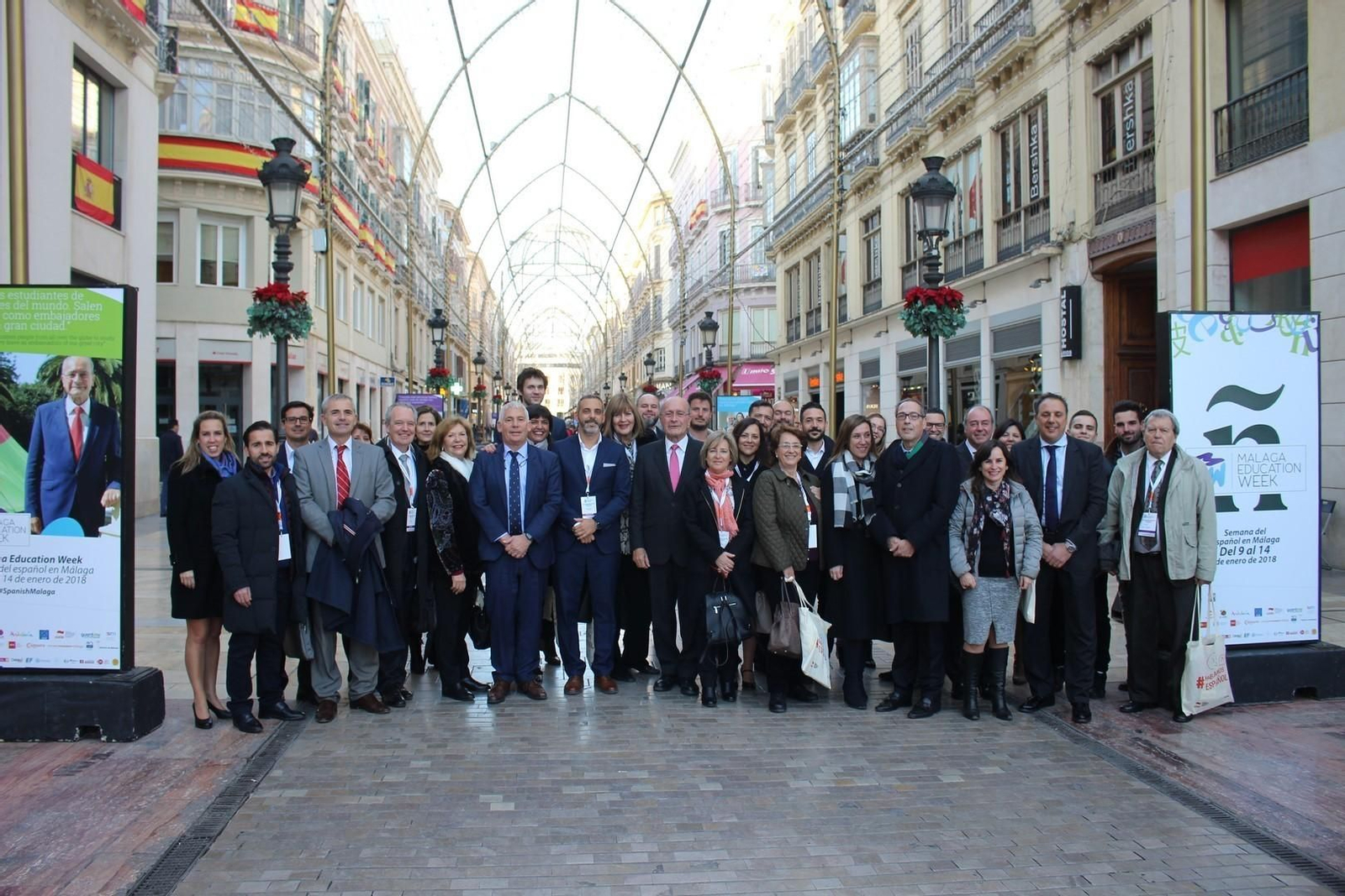 Foto de familia en calle Larios de los ponentes y participantes del congreso 'El español como recurso económico y turístico'.