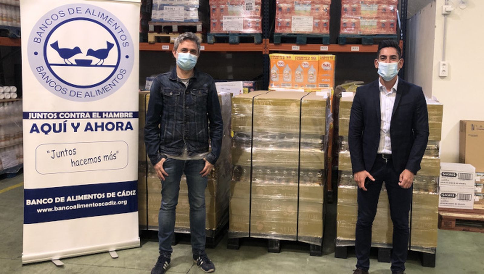 Entrega del material por parte de representantes de Mercadona.