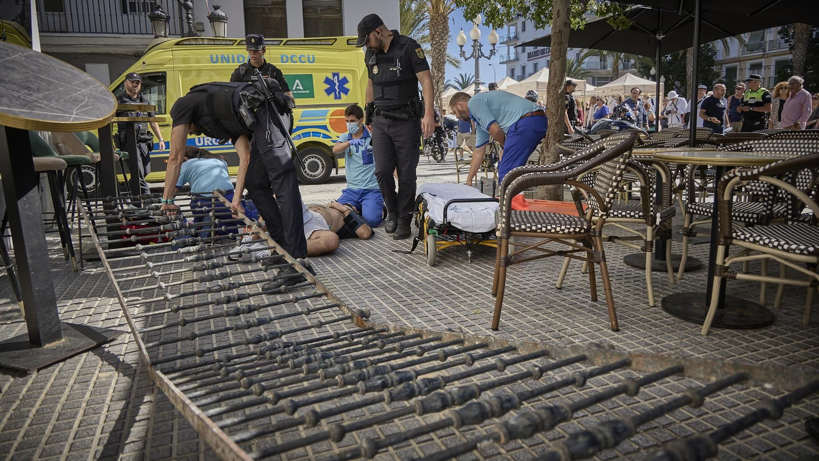 Las imágenes de la caida de un balcón sobre una persona desde una obra en la Plaza de San Juan de Dios