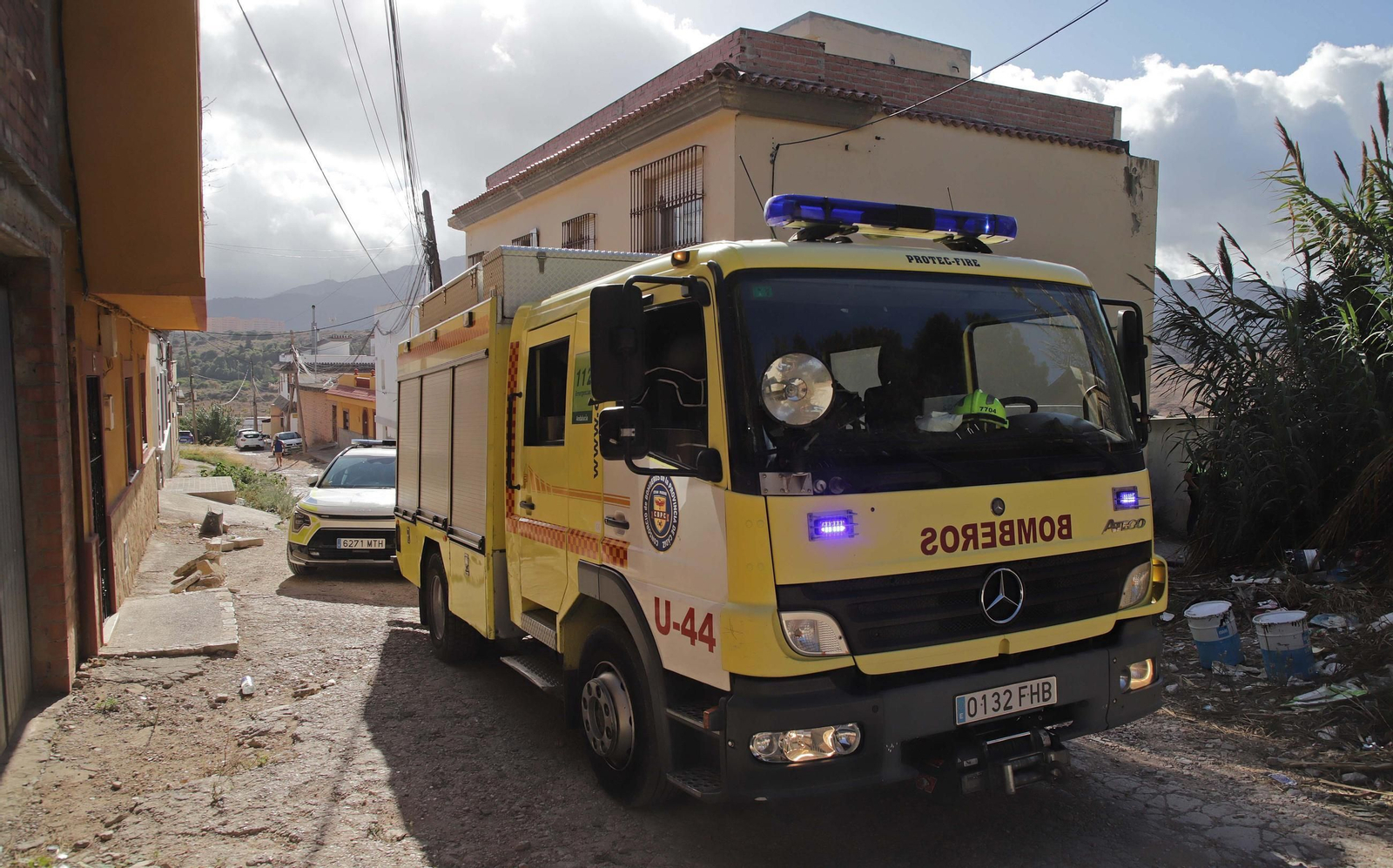 Fotos del incendio cercano al Bahía Park en la calle Sardina de Algeciras