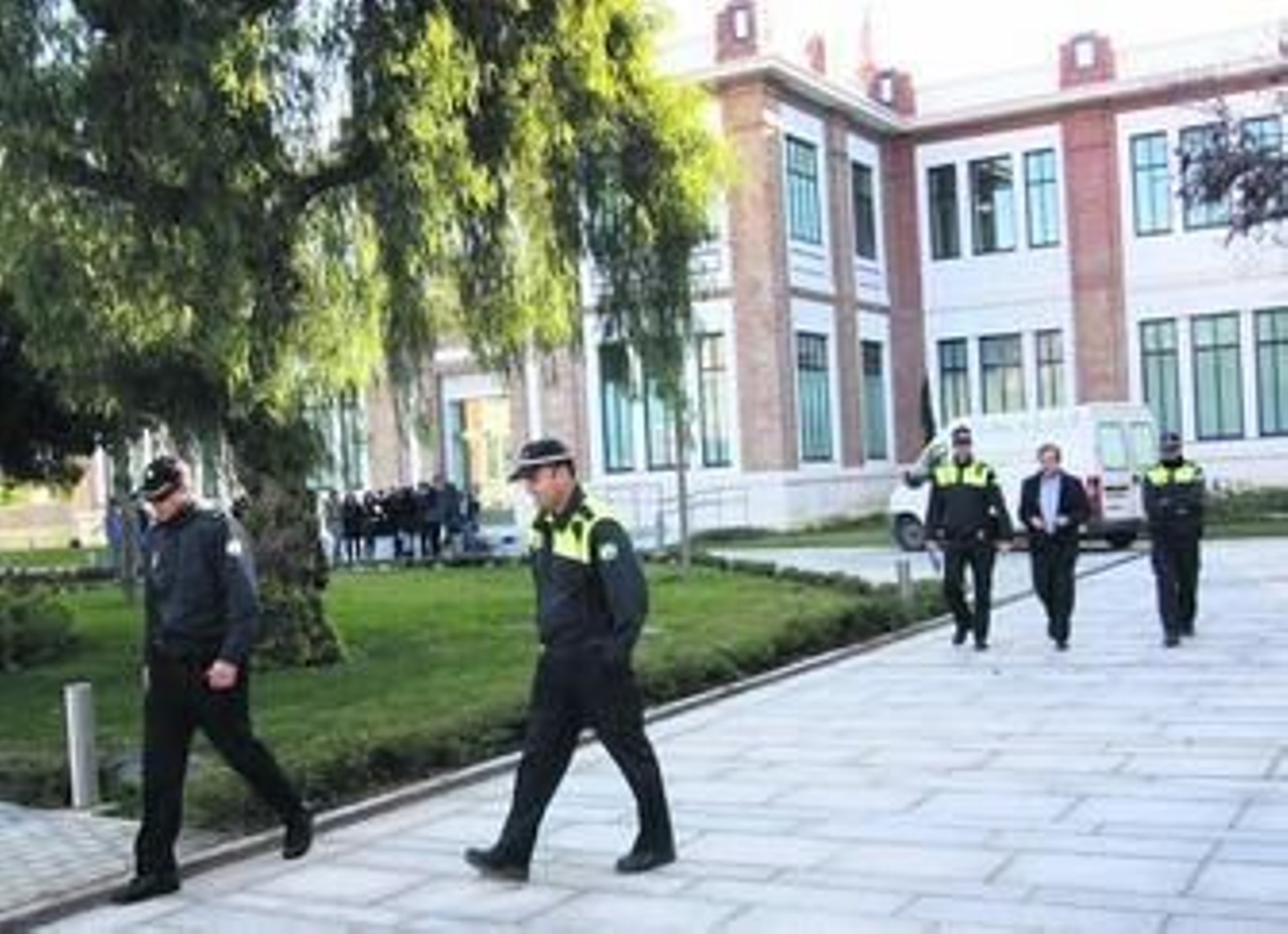 Varios agentes de la Policía Local y un representante de Art Natura, ayer, en el complejo de Tabacalera.