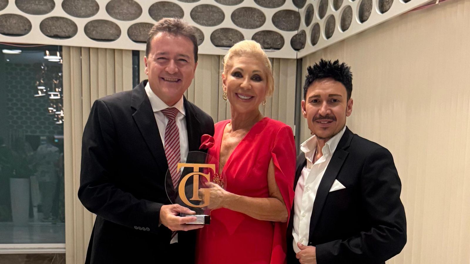 Jesús Rubiales, junto a la actriz Jenny Llada y el diseñador Manu Sánchez, presentadores de la gala.