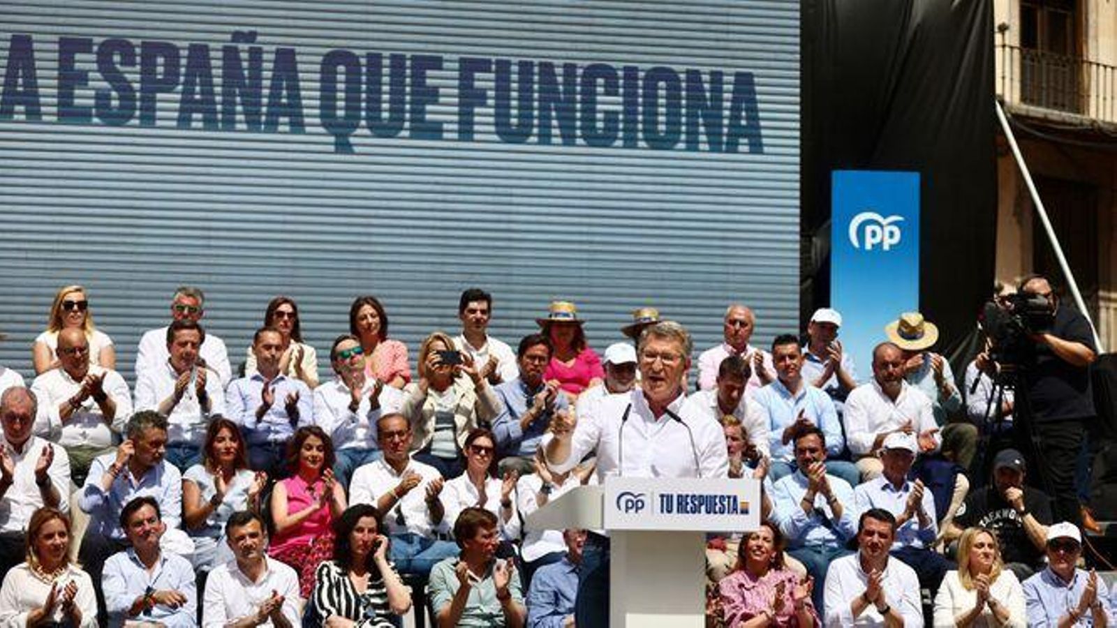 Feijóo en la plaza de la Constitución de Málaga. Feijóo en la plaza de la Constitución de Málaga.