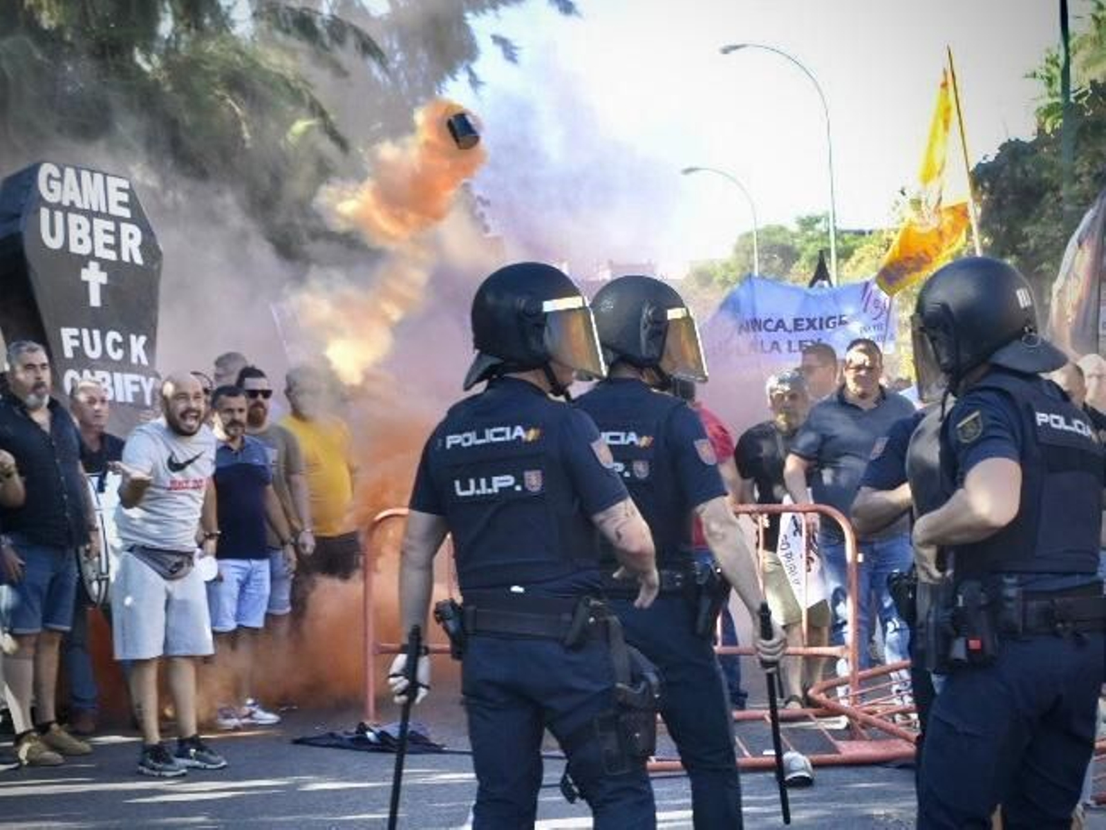 Airada protesta de taxistas frente al Parlamento este jueves.