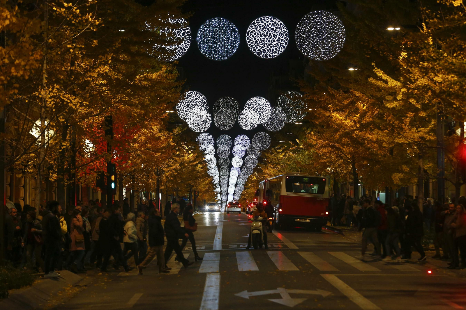 Granada se llena de luces y color con el encendido de la Navidad 2019, en imágenes