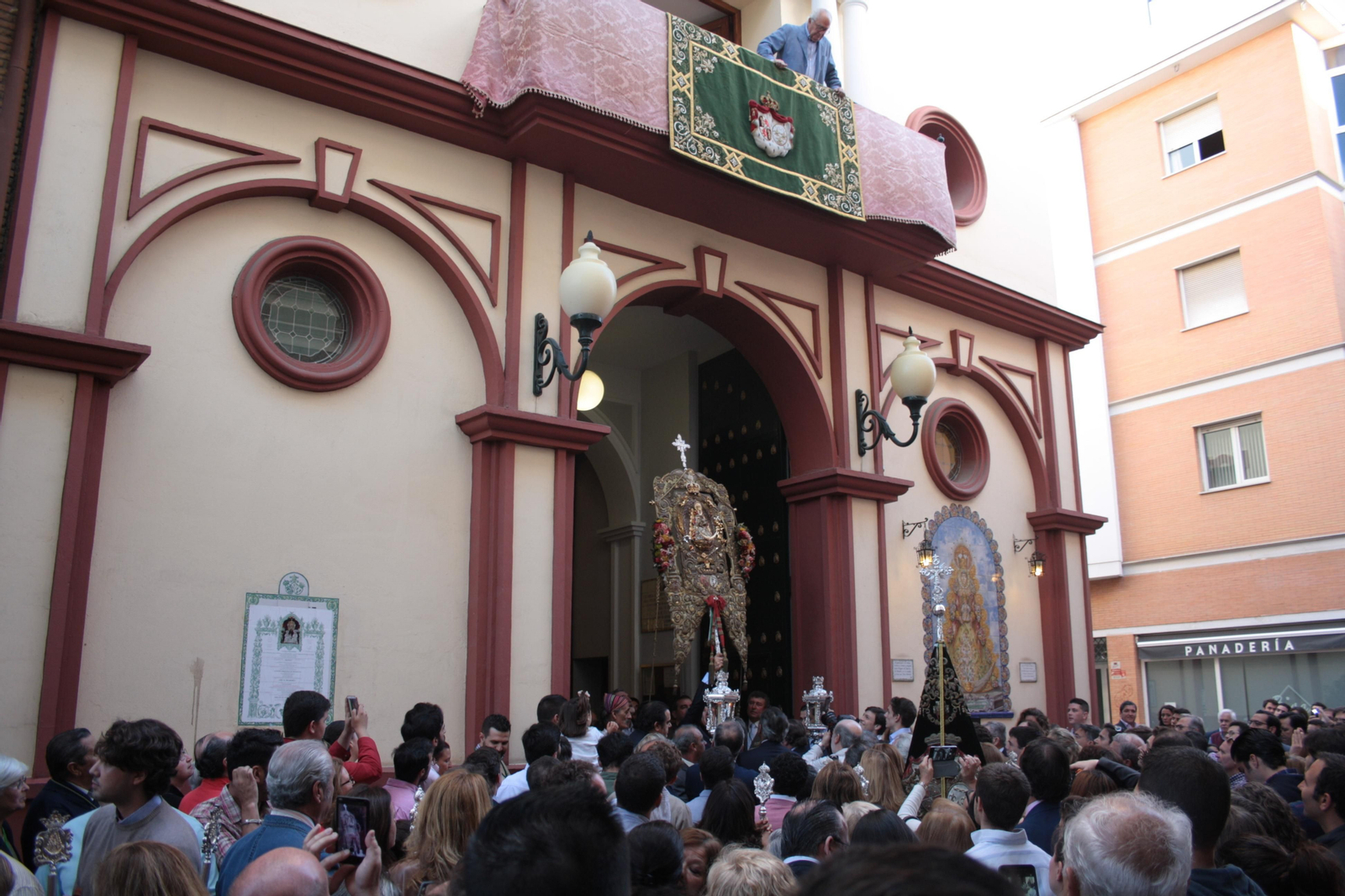 Traslado del Simpecado de la Hermandad del Rocío de Triana, en imágenes