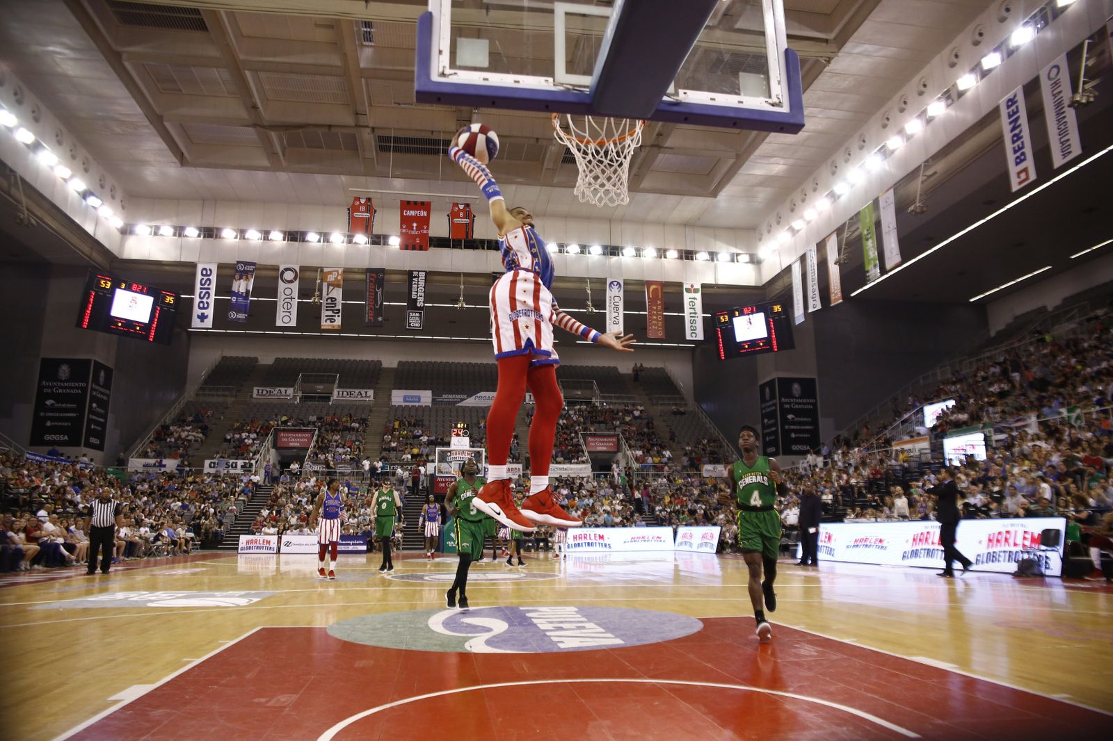 El espectáculo de los Globetrotters inunda el Palacio de Deportes