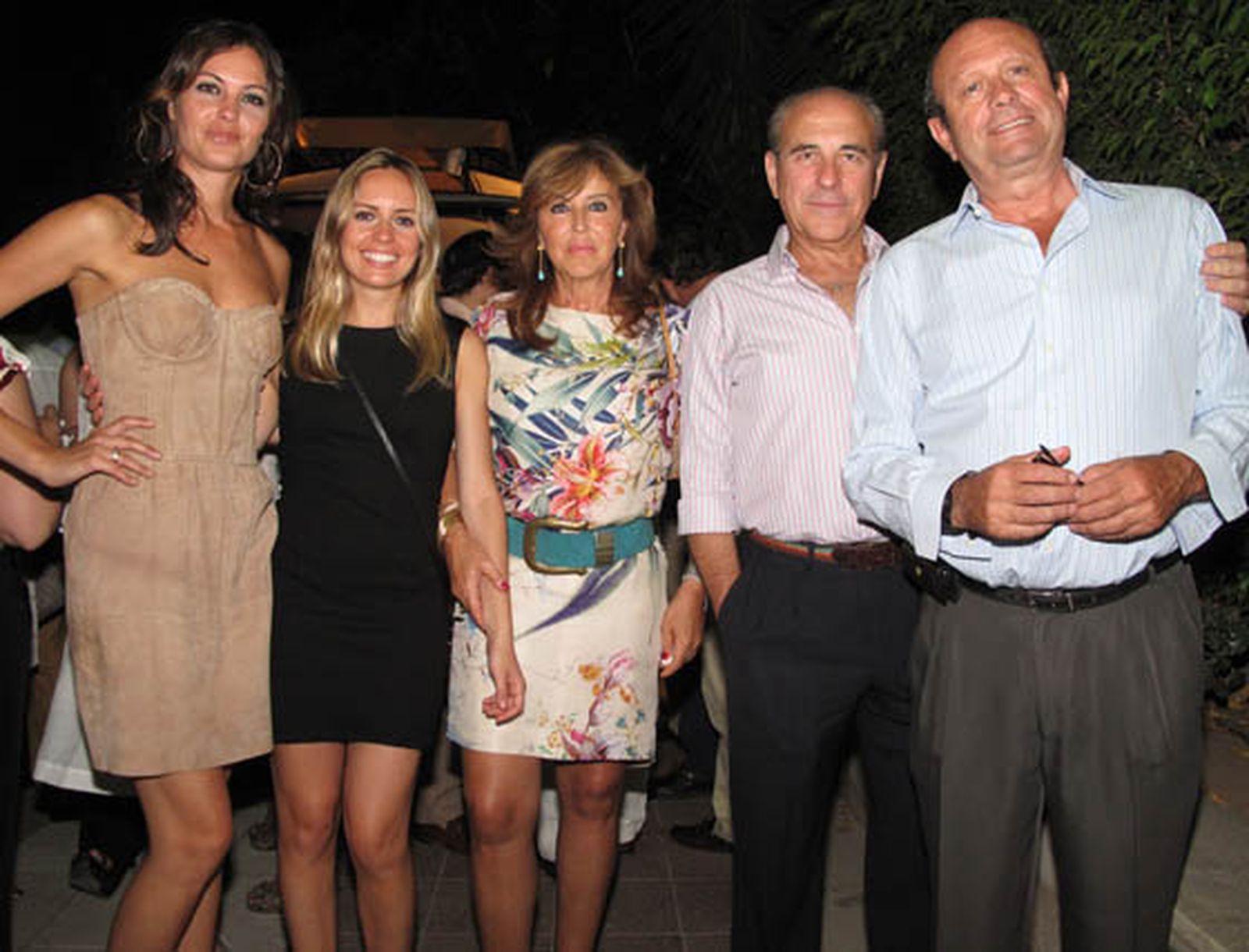 Mercedes Muñoz (Miss Sevilla 1999) y Reyes Muñoz, Amparo Álvarez, José Emiliano Romero Cabot y Ernesto Muñoz.

Foto: Victoria Ramírez