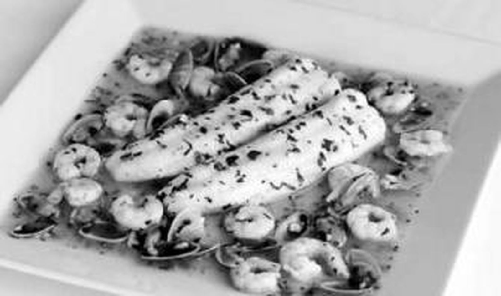 Lenguado con coquinas y gambas en salsa verde