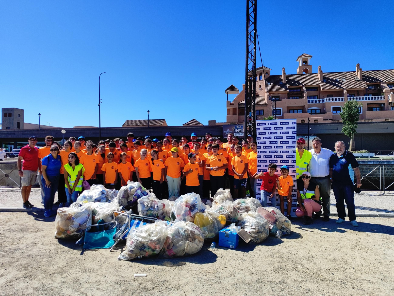 Bolsas recogidas durante la campaña de limpieza del entorno de Caño Herrera y los Polvorines, en San Fernando