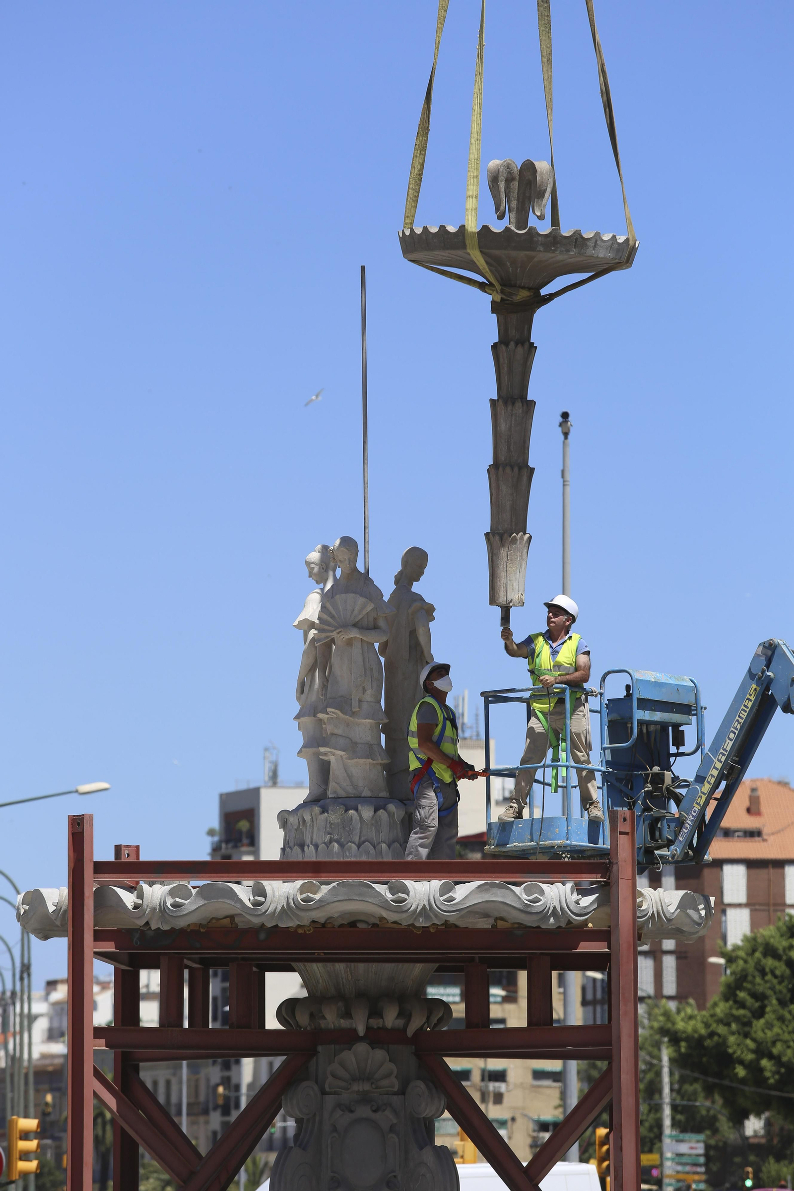 Fotos de la fuente de las Tres Gitanillas, que ya luce en la Avenida de Andalucía de Málaga