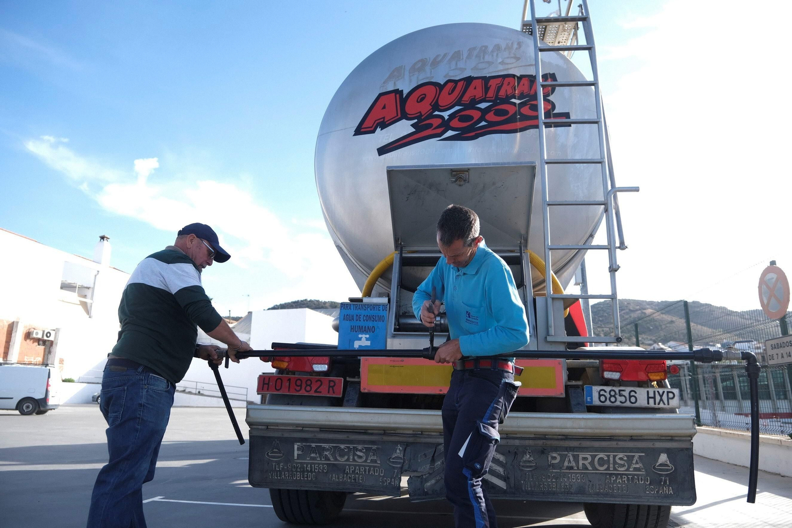 El reparto de agua potable en Espiel, en imágenes