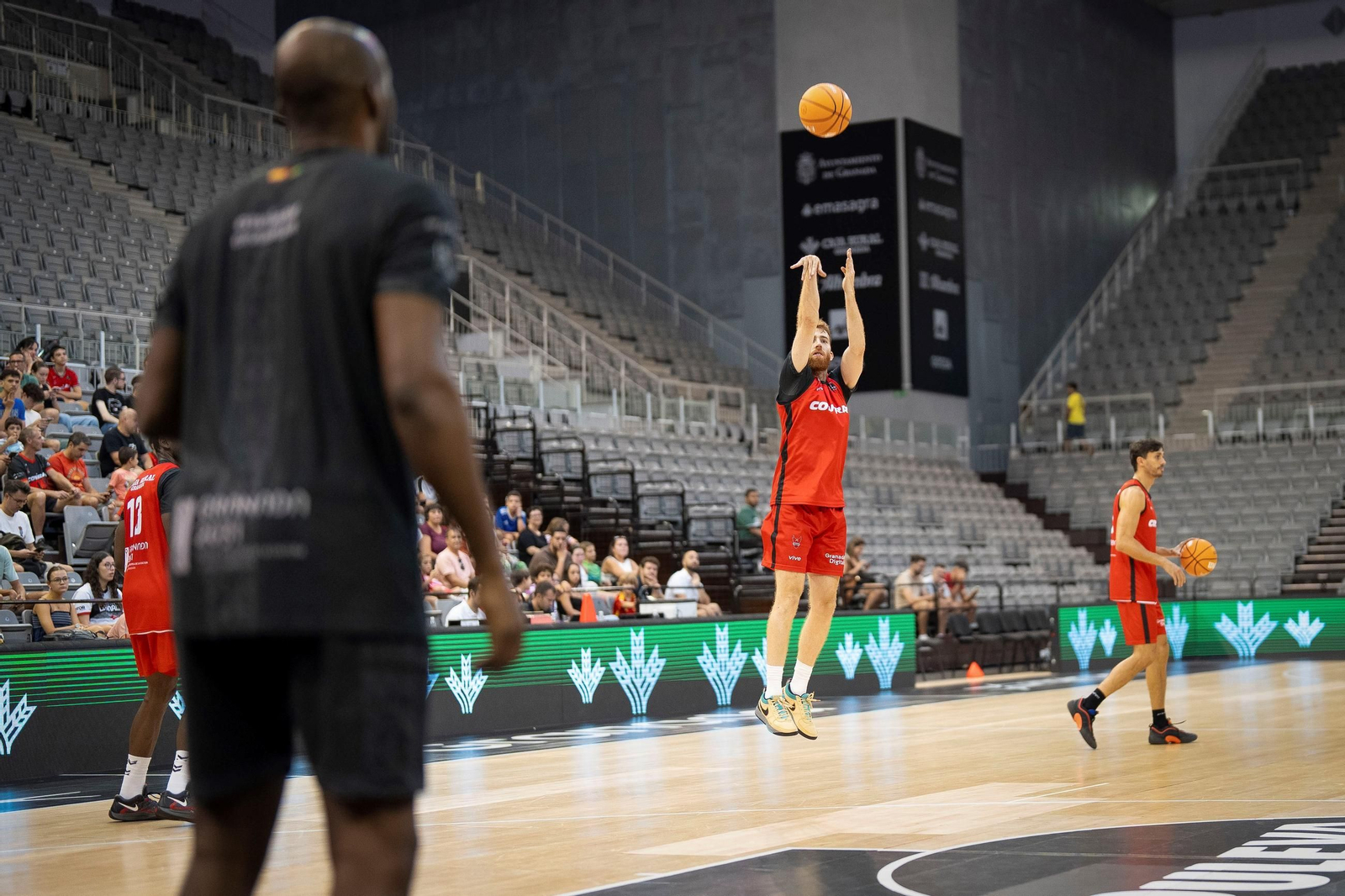 Las imágenes del entreno a puerta abierta del Covirán Granada en el Palacio