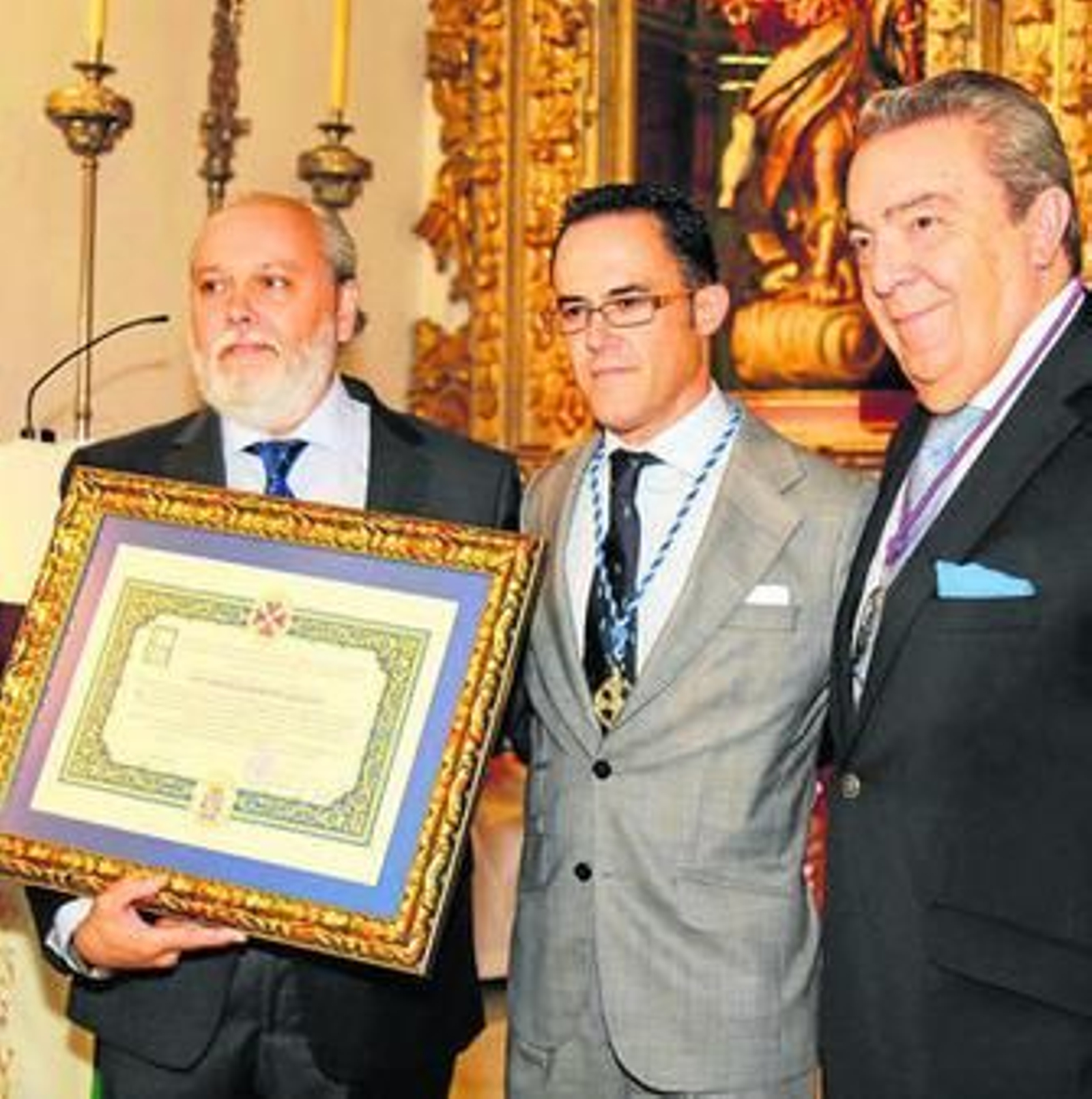 El pregonero recibió ayer la patente que le acredita como tal.