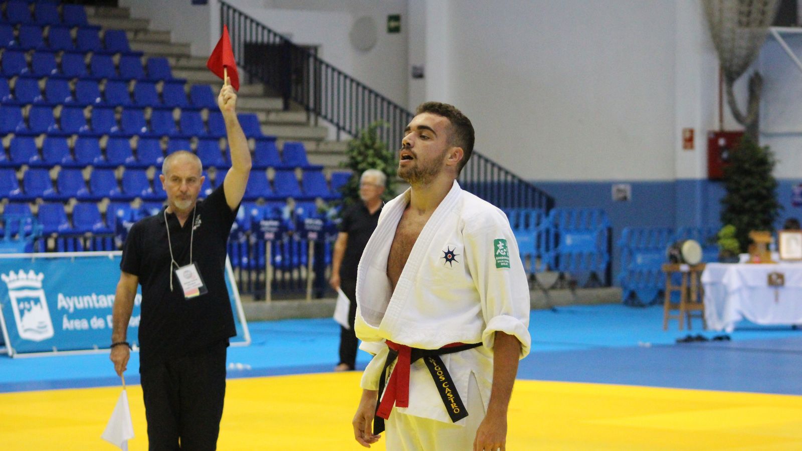 Árbitro señalando la victoria de un aikidoka.