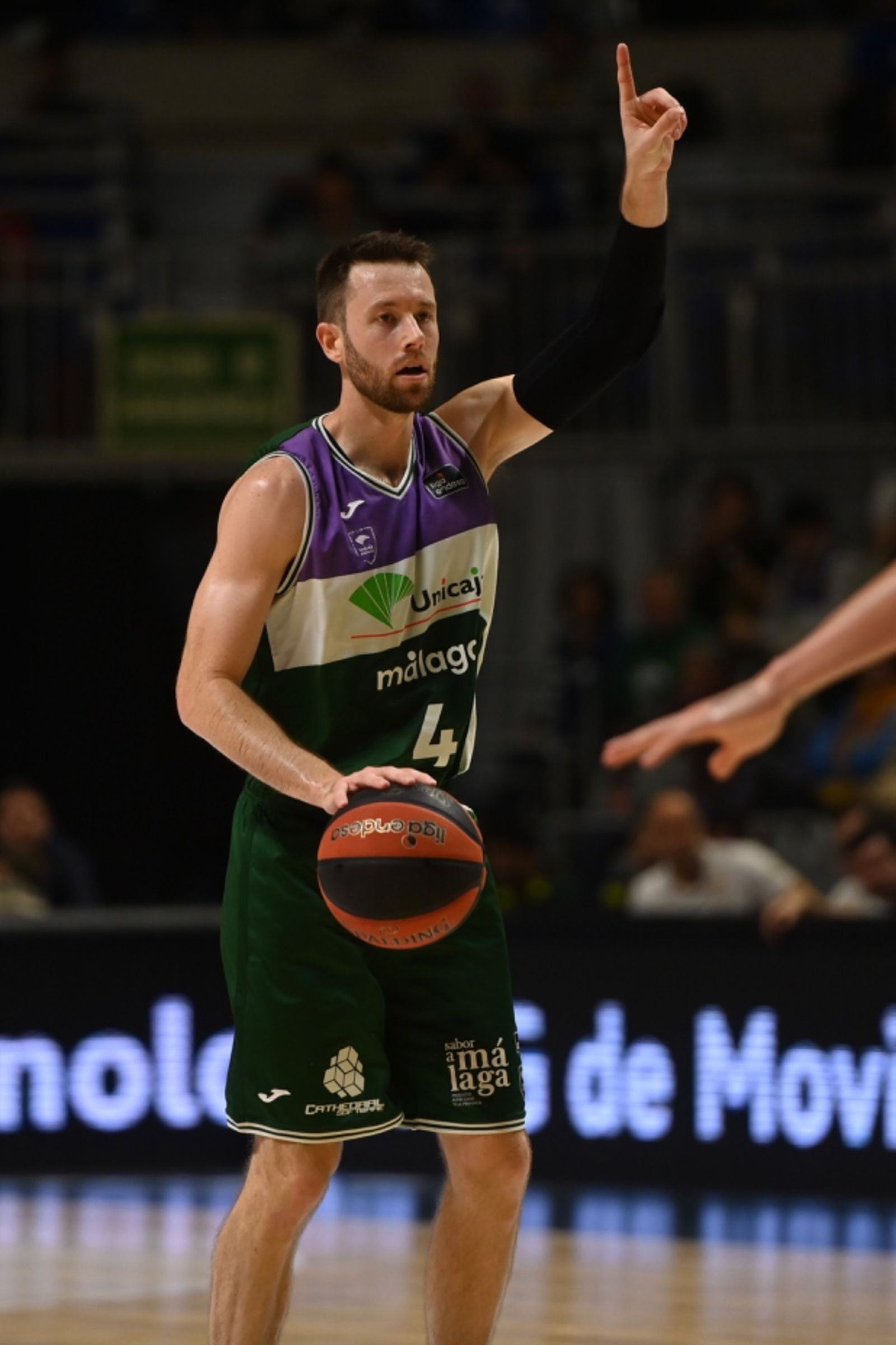 Tyler Kalinoski marcando jugada.