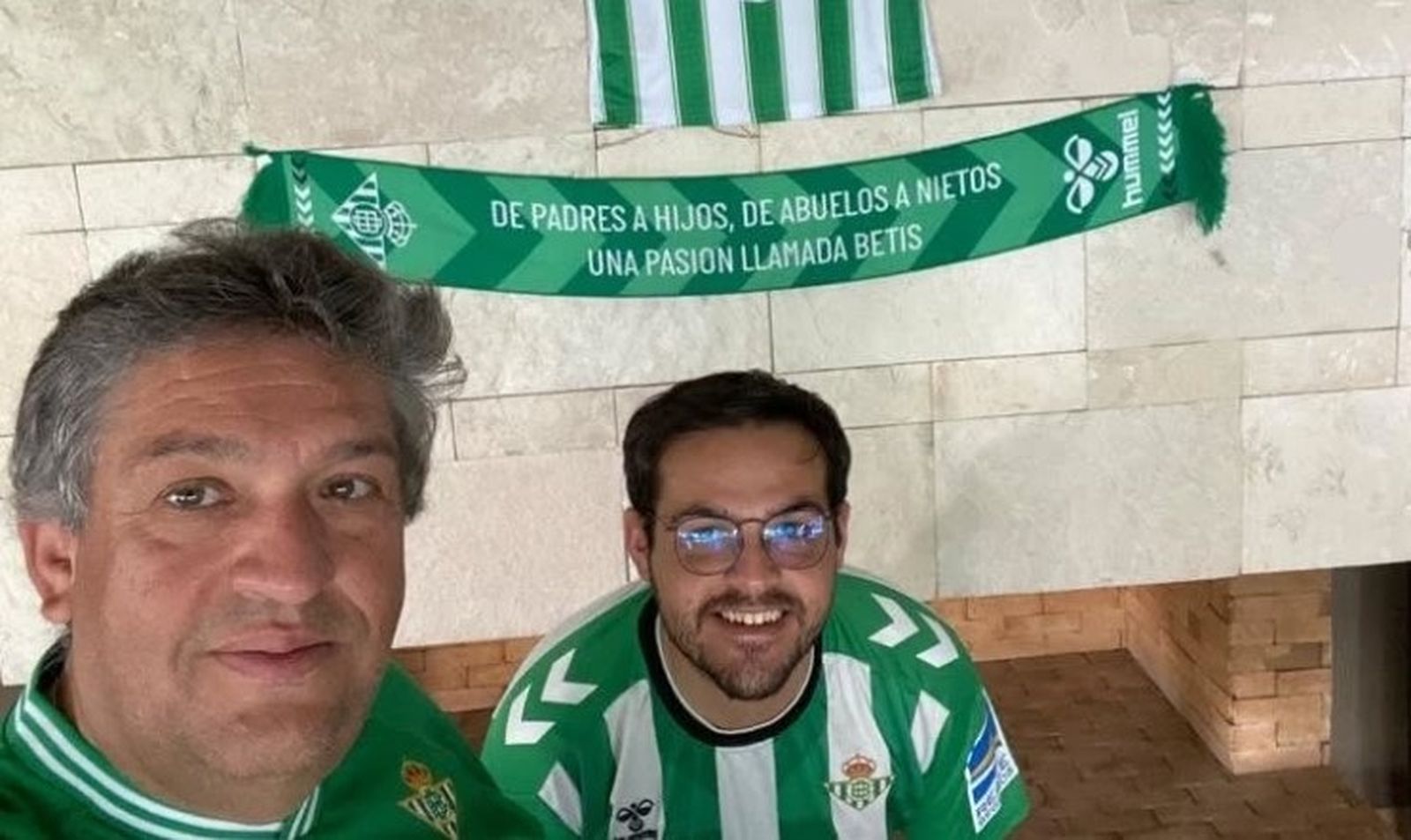 Manuel (derecha) junto a su padre, animan diariamente al Betis desde México