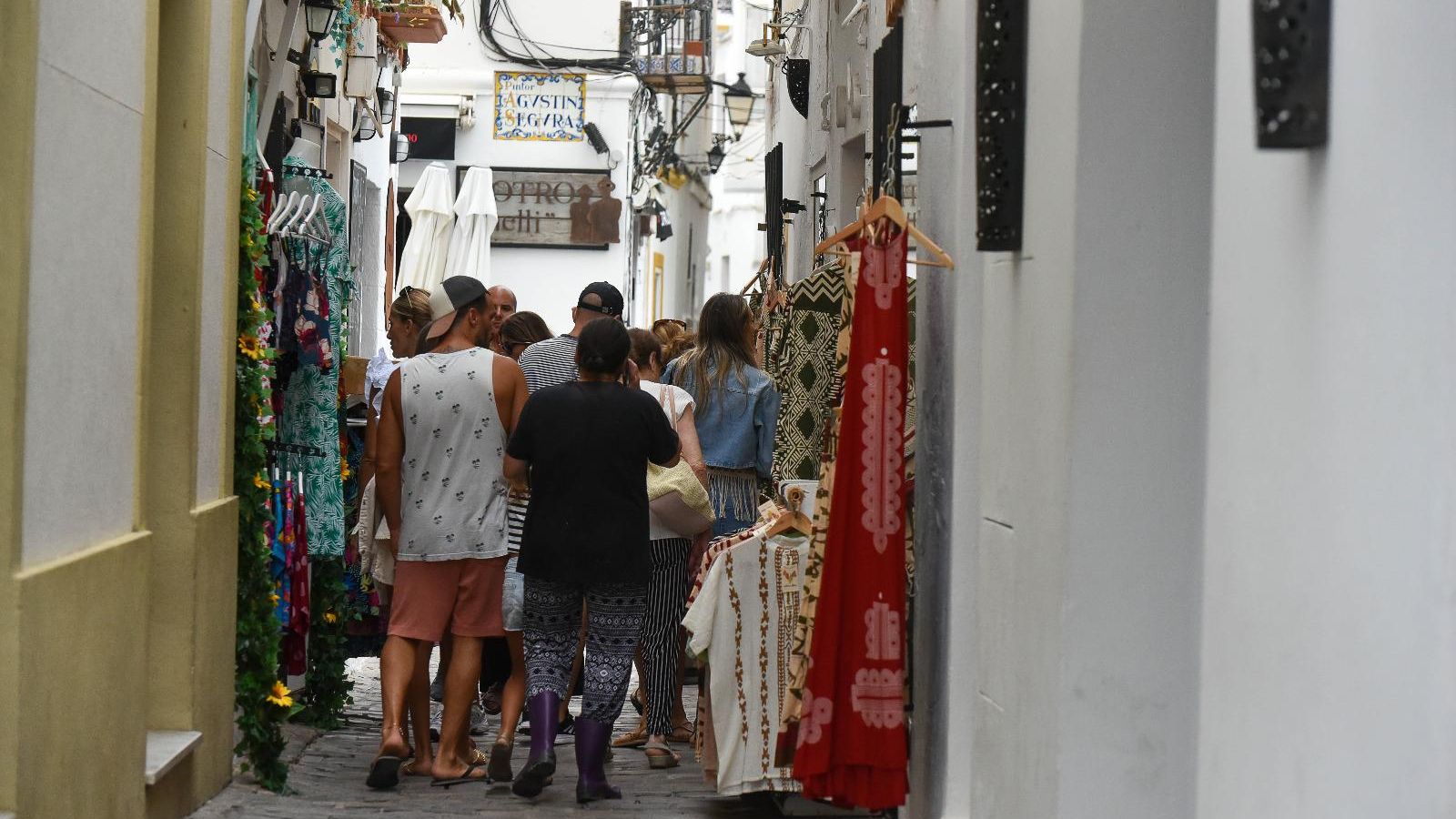 Turistas pasean por una calle de Tarifa Turistas pasean por una calle de Tarifa