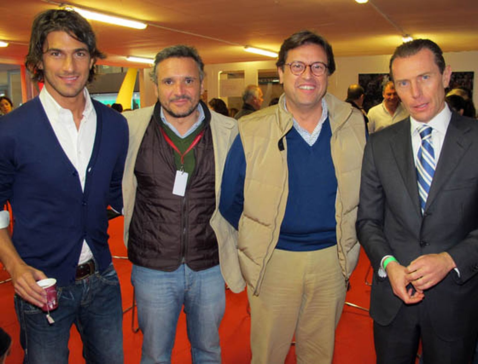 El cantante Hugo Salazar, Juan José Domínguez (Turismo de Sevilla), Antonio Castaño Juncá, director gerente del
Consorcio de Turismo de Sevilla, y el ex jugador y directivo del Real Madrid, Emilio Butragueño.

Foto: Victoria Ramírez