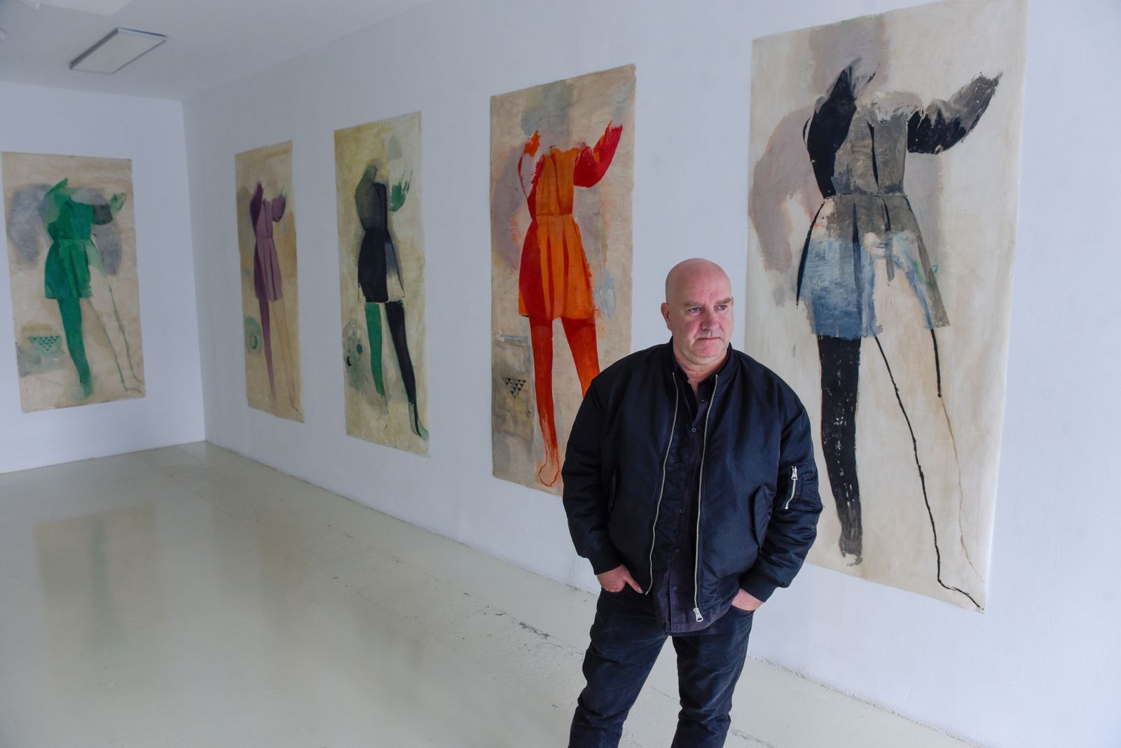 Miguel Gómez Losada (Córdoba, 1967), fotografiado ante una serie de su exposición.