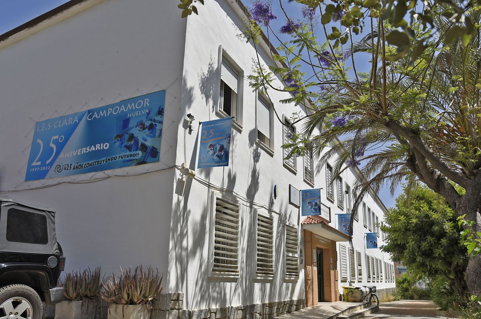 El IES Clara Campoamor, con los carteles que indican en su fachada que cumplen 25 años.