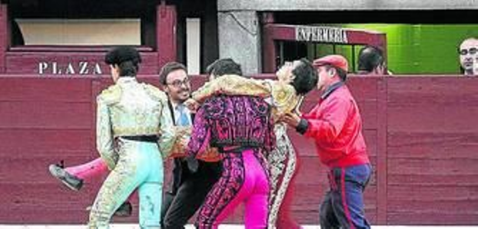 Saúl Jiménez Fortes es conducido a la enfermería el domingo.