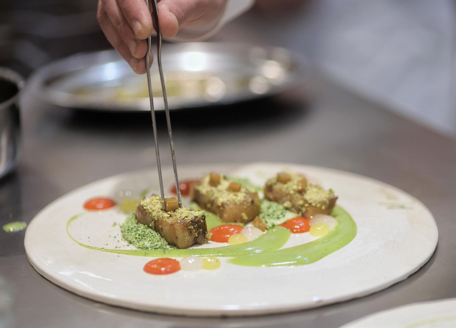 Imagen de archivo de un cocinero preparando un plato .