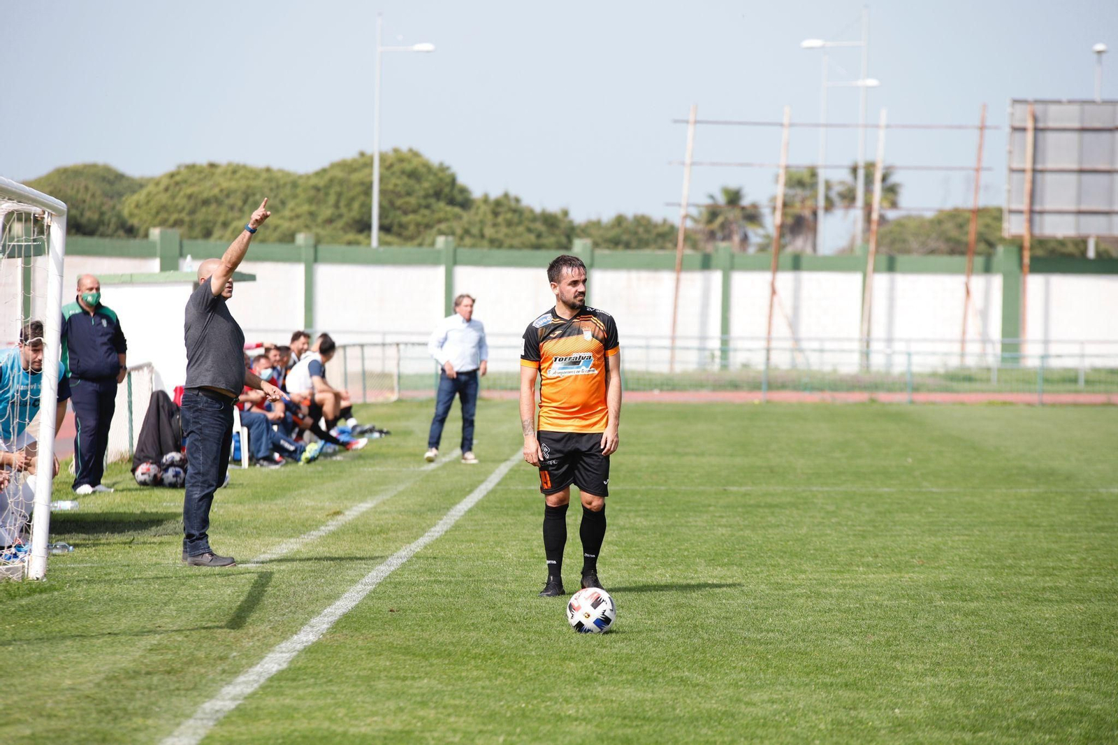 Paco Peña da instrucciones a sus jugadores mientras Carlos Calvo se dispone a sacar una falta.