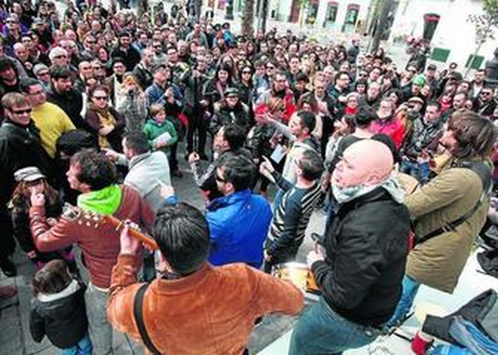 Carnavaleros cantando en marzo junto a la estatua de Moret como protesta por lo sucedido en el Carnaval Chiquito.
