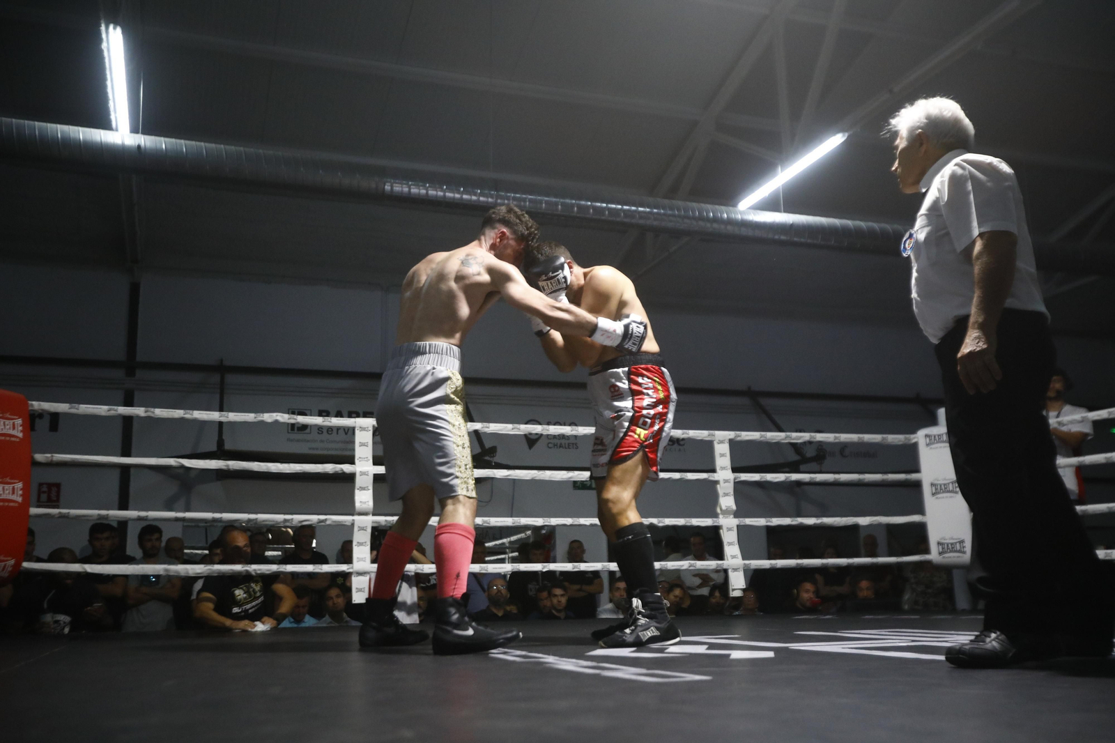 La victoria de El Cazador Jr sobre Mathieu Gomes en Córdoba, en imágenes