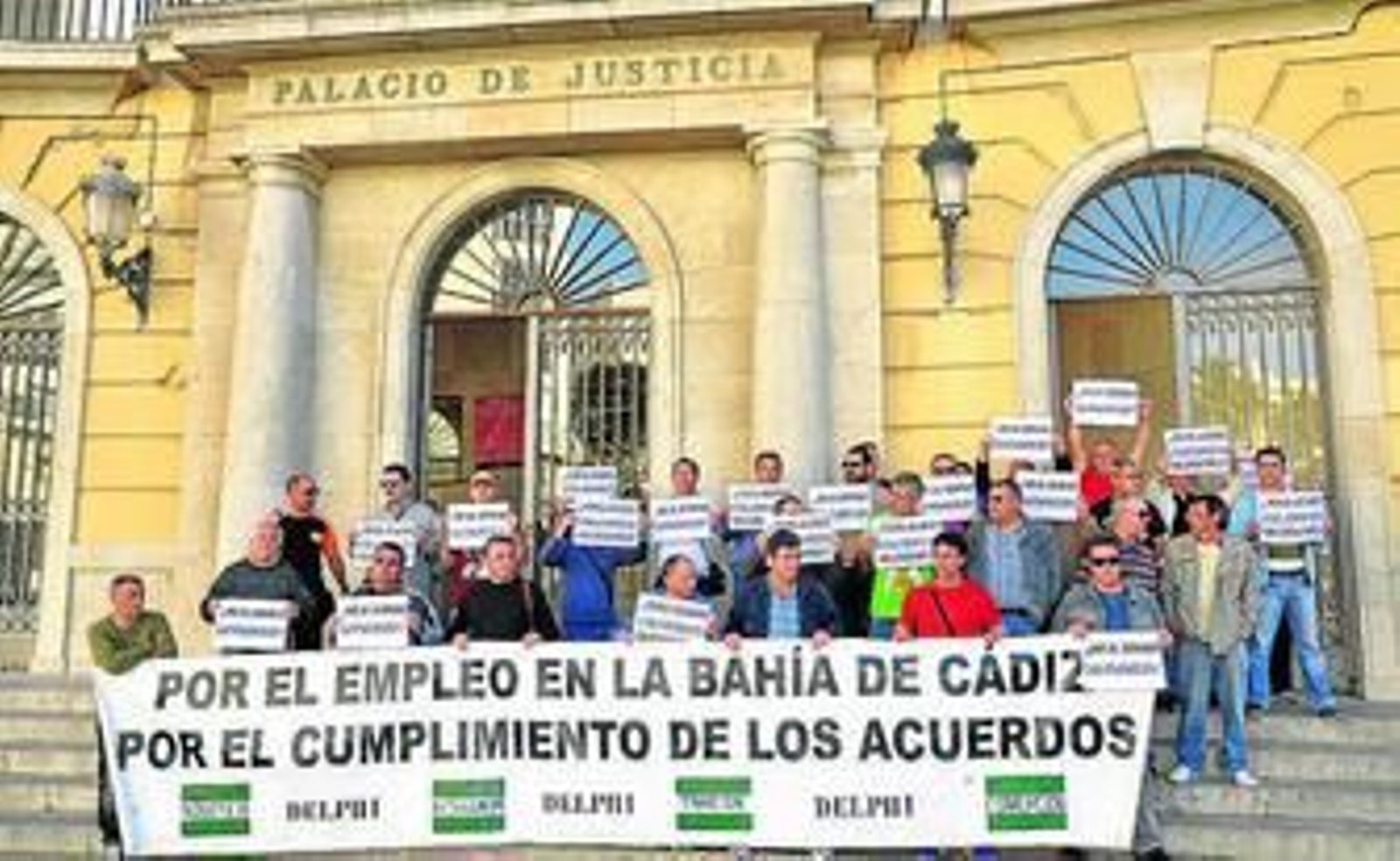 Los ex Delphi, ayer en las escaleras de la Audiencia Provincial de Cádiz.