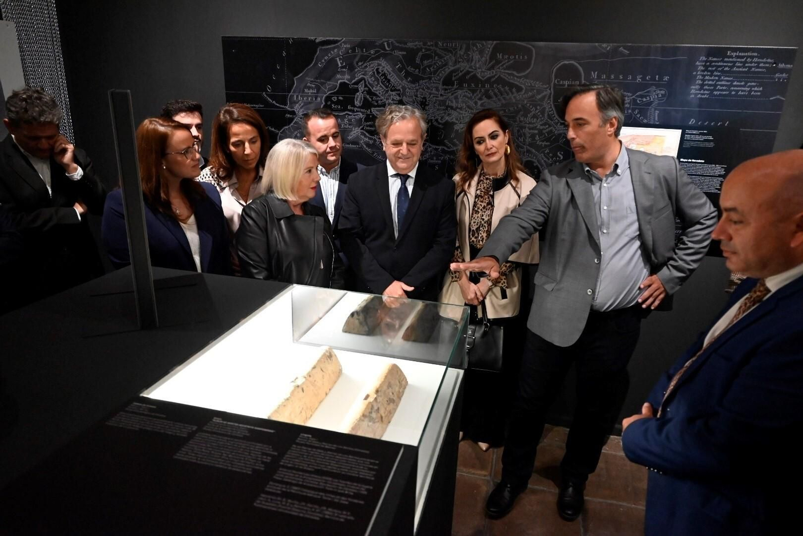 La exposición 'Todo lo que brilla' que recorre la joyería de Córdoba, en imágenes