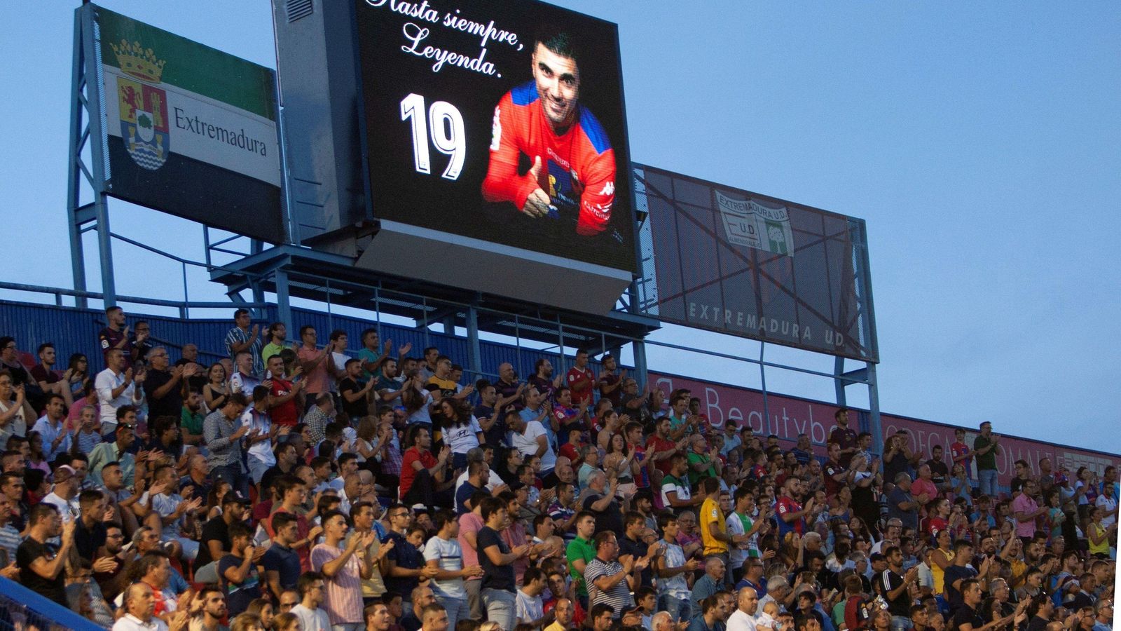 Homenaje a Reyes en el Francisco de la Hera, estadio del Extremadura, último club donde militó.