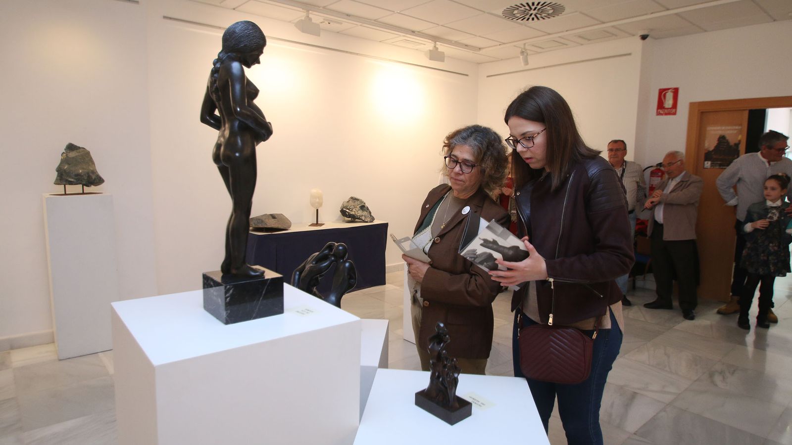 Los asistentes al acto inaugural han sido los primeros privilegiados en disfrutar de las obras esculpidas entre los muros de El Acebuche por aquellos que cumplen condena allí por diferentes motivos.