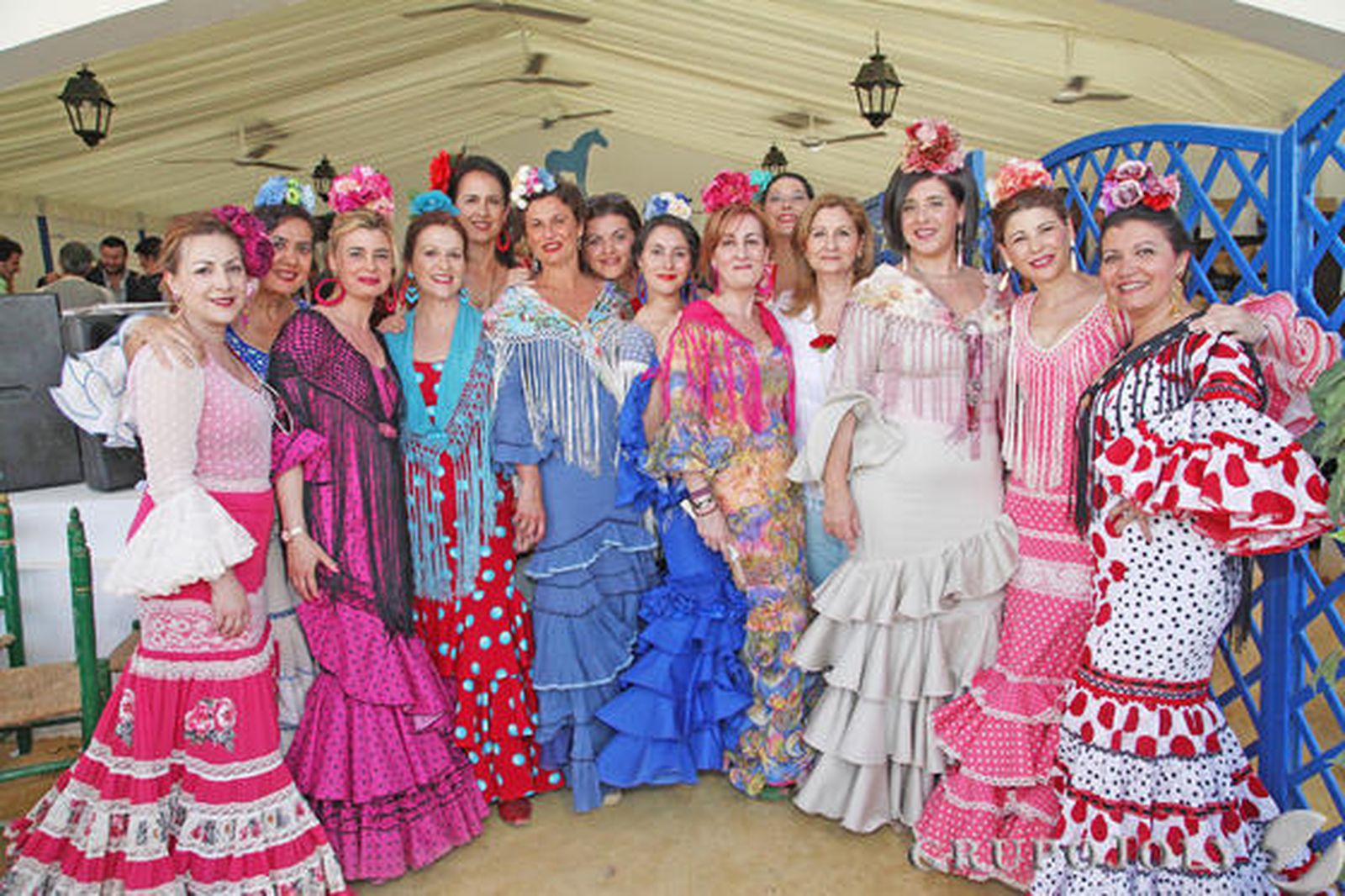Un grupo de mujeres del servicio de Urgencias del Hospital de Jerez vestidas de faralaes.

Foto: Vanesa Lobo