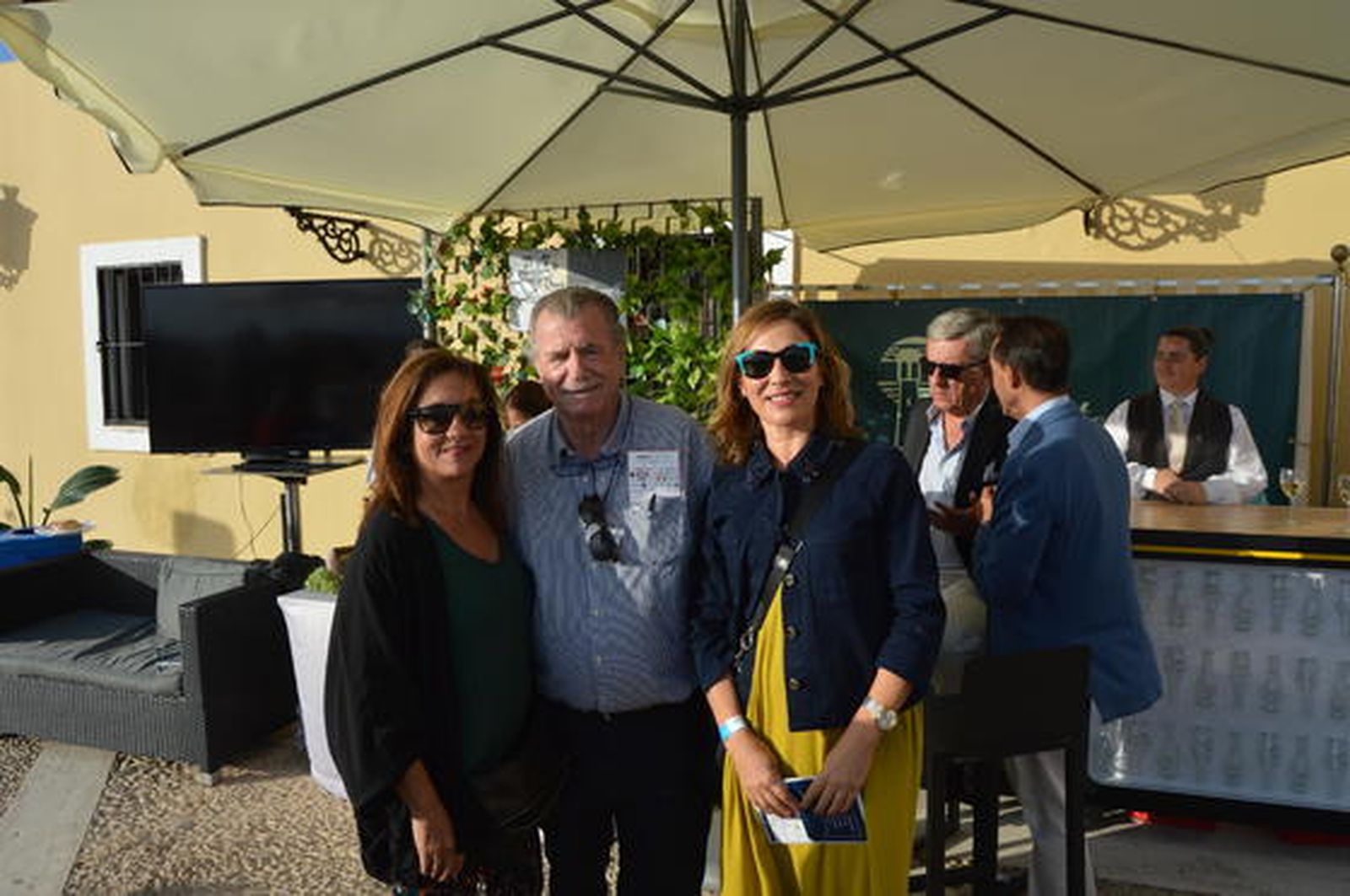 Los empresarios Guadalupe y Mikel Elorza con Lourdes Acosta, directora de Radio Cádiz.

Foto: Ignacio Casas de Ciria