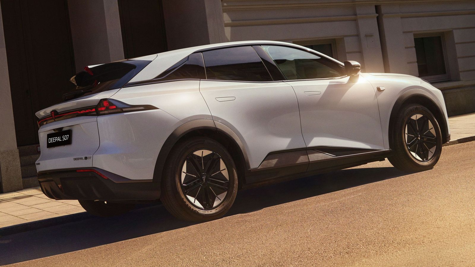 El S07 llega al mercado para competir con SUV eléctricos como el BYD Sealion 7, Audi Q6 e-tron, Peugeot E-3008, Tesla Model Y o Lexus RZ, entre otros.