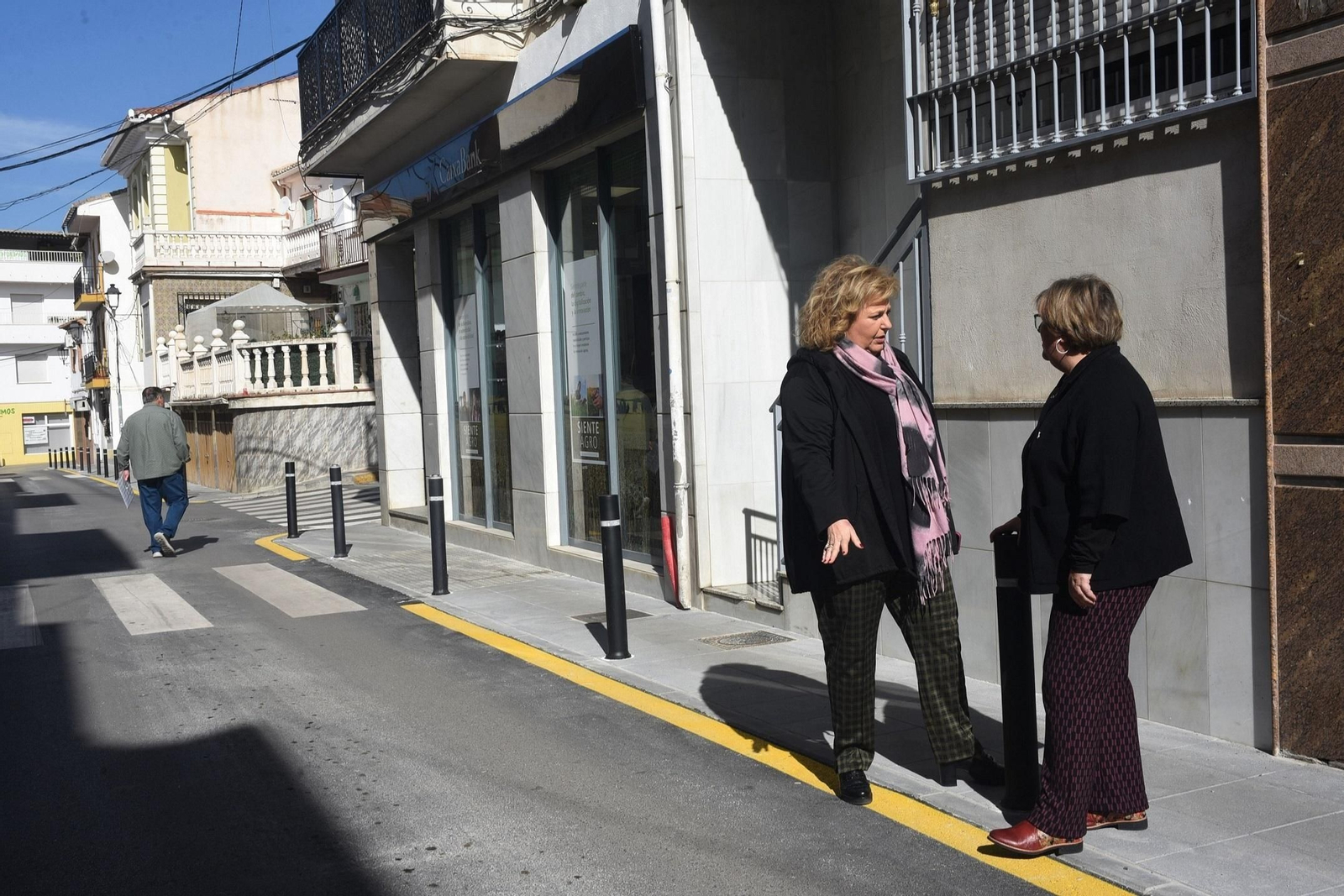 Imagen de la calle  calle Villa Valencia de Alcántara, reformada gracias al convenio entre Diputación y Ayuntamiento