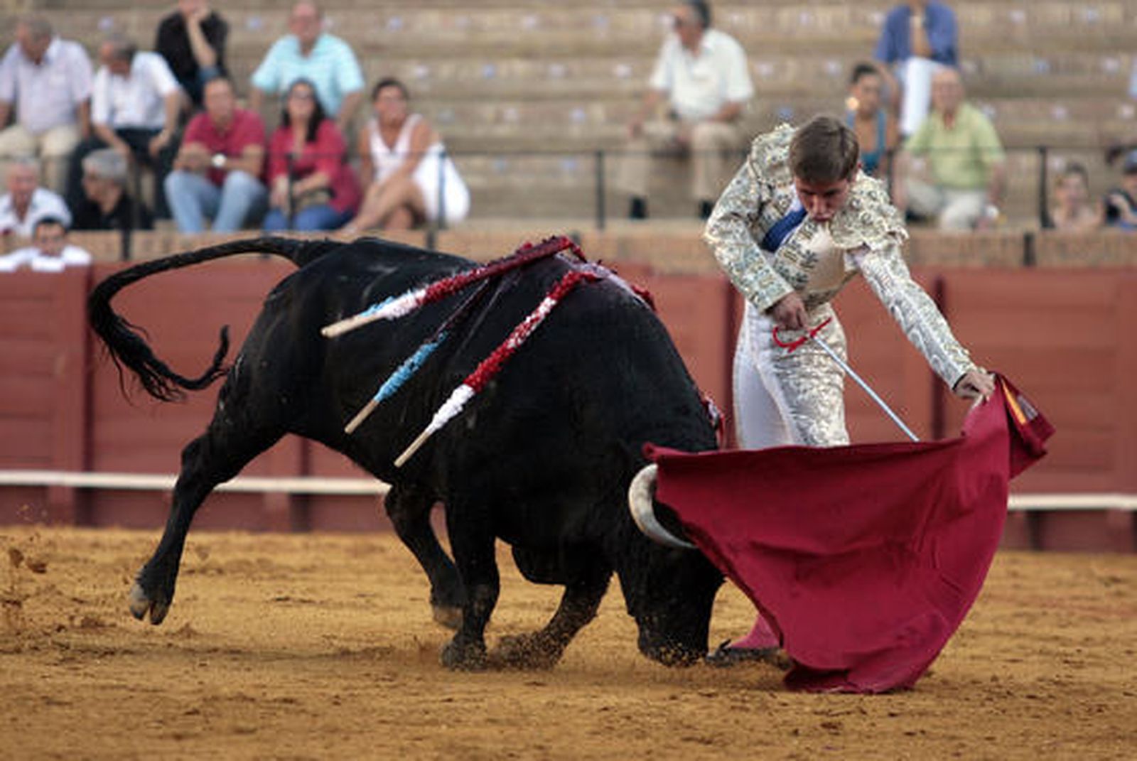 Nuno Casquinha con la muleta en la Maestranza.

Foto: Juan Carlos Muñoz