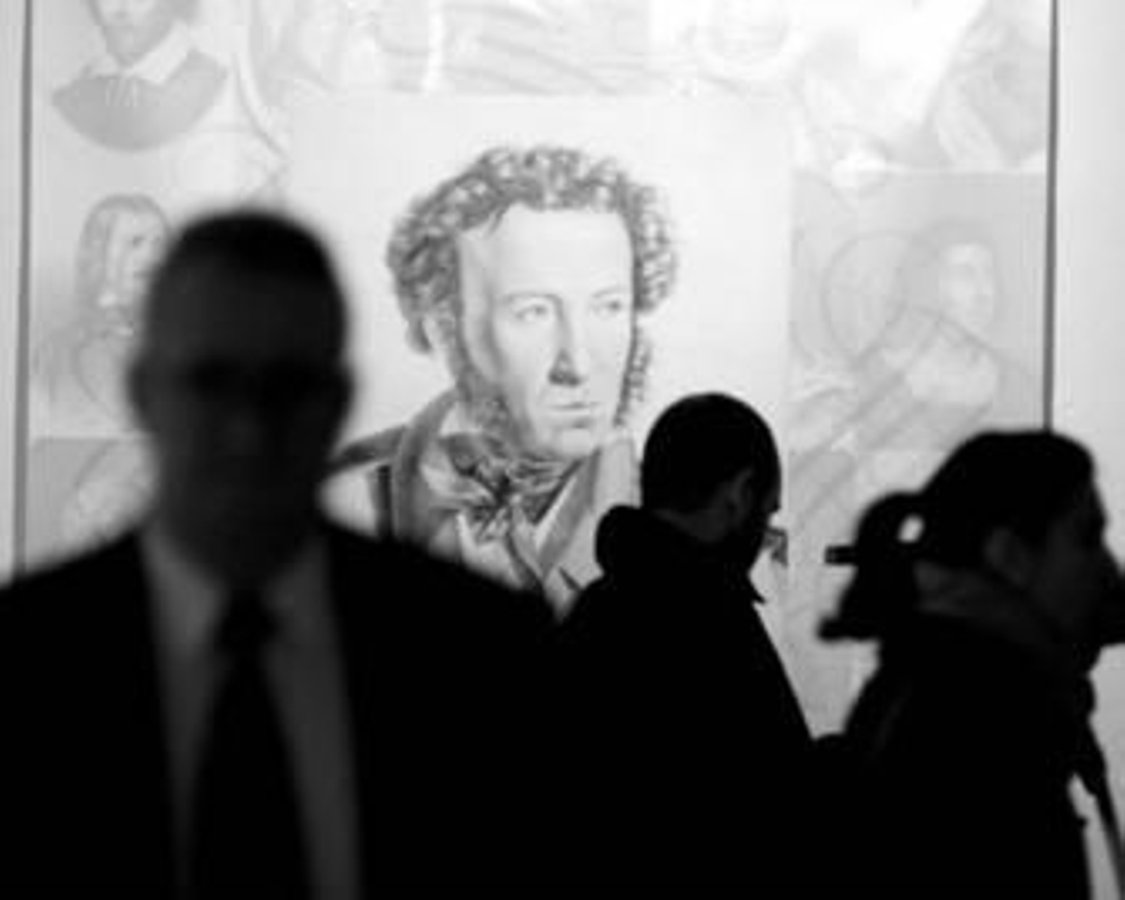 Un gran retrato de Pushkin preside la exposición.