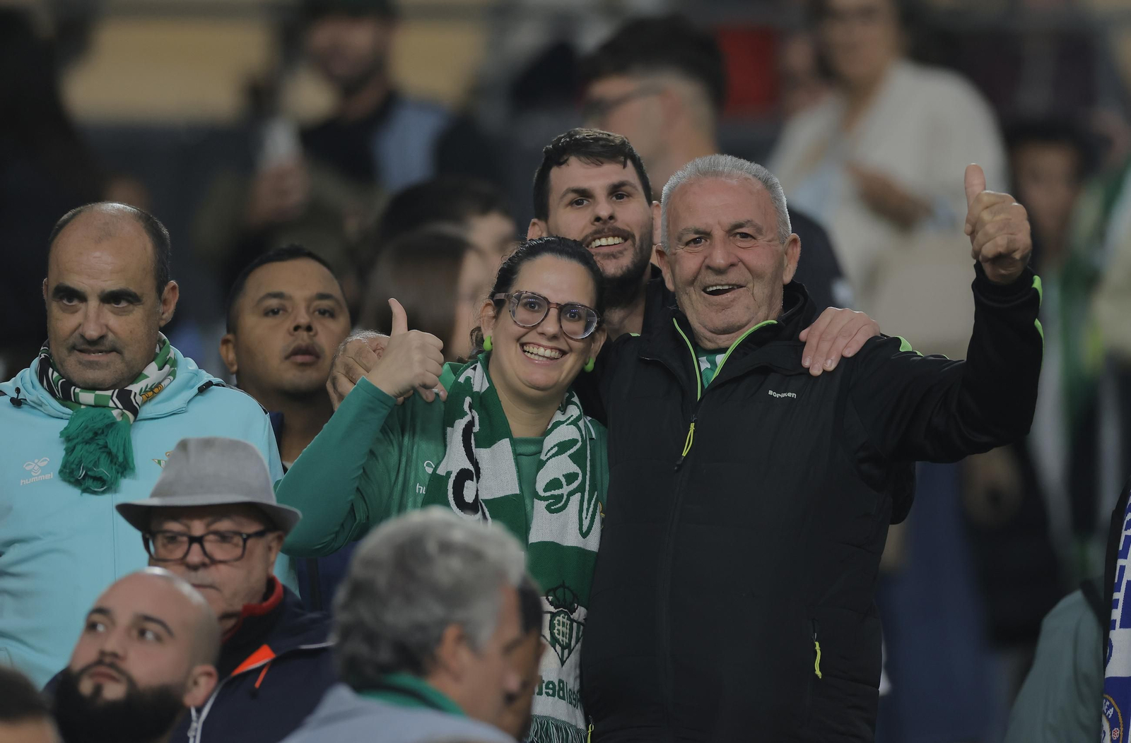 Búscate en las fotos del Betis - Olympique Lyonnais
