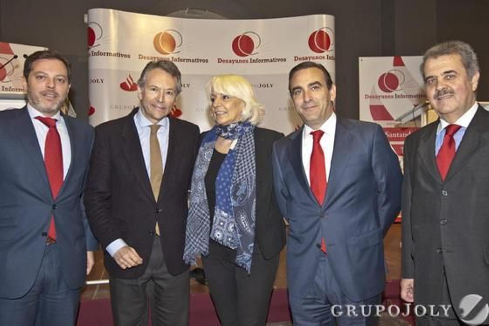 Teófila Martínez, con Mario Blanco, director provincial del Banco Santander; Manuel Iturbe, director territorial; José Atalaya, director comercial, y José Joly, presidente del Grupo Joly. 

Foto: Julio Gonzalez