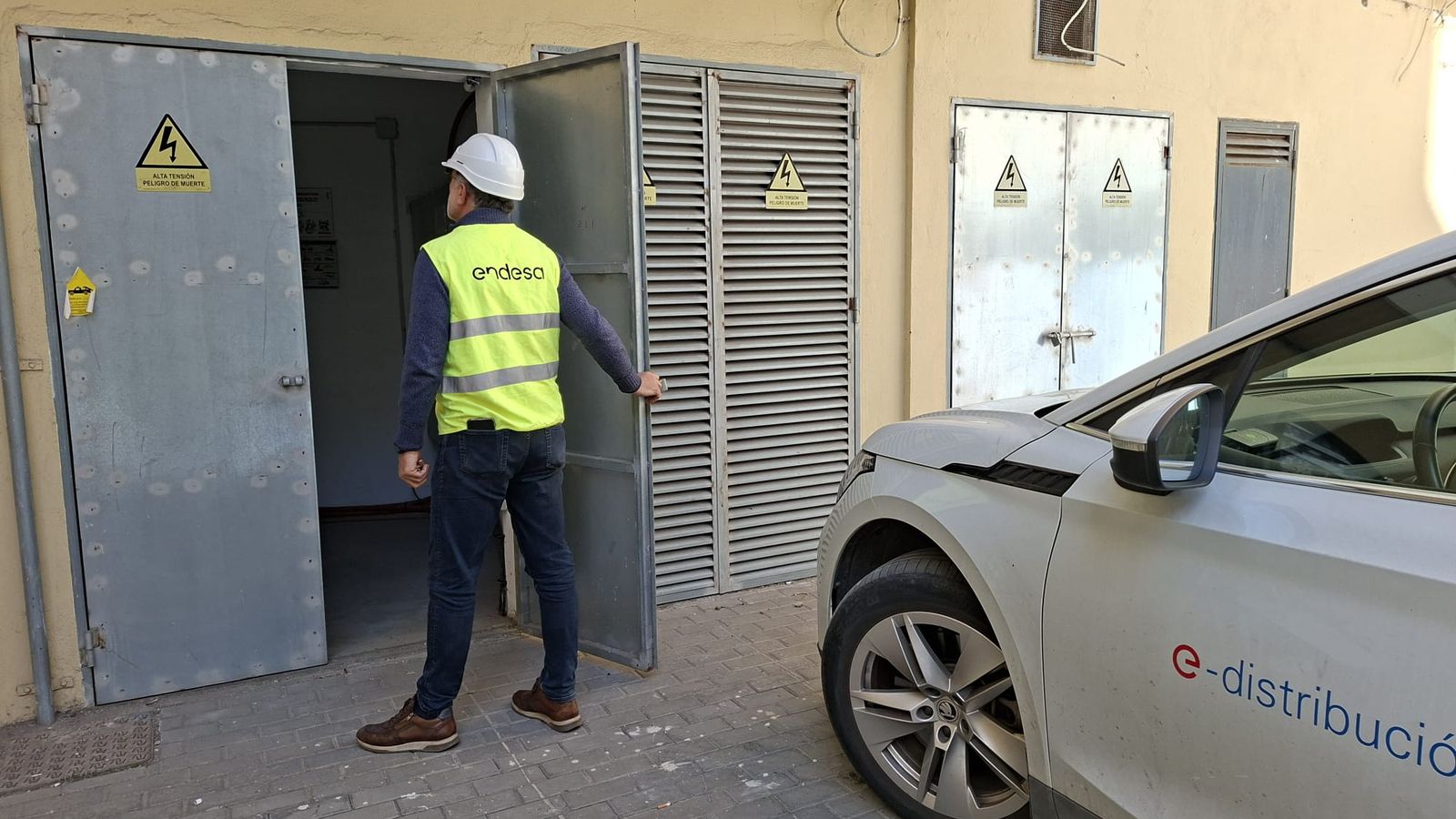 Los técnicos de Endesa trabajan desde primera hora para localizar la avería en el centro de Huelva.
